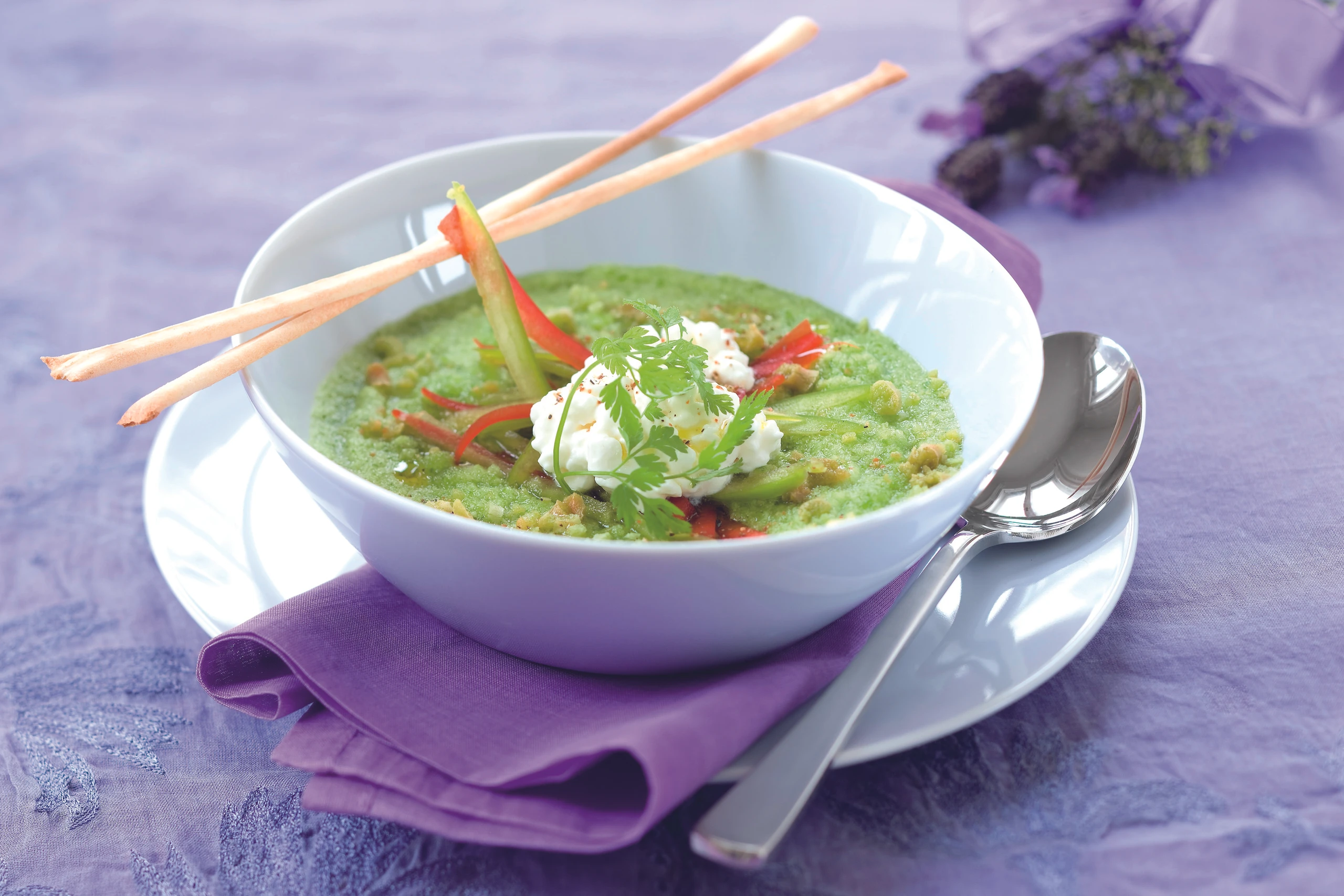 Geeiste Paprikasuppe mit Hüttenkäse