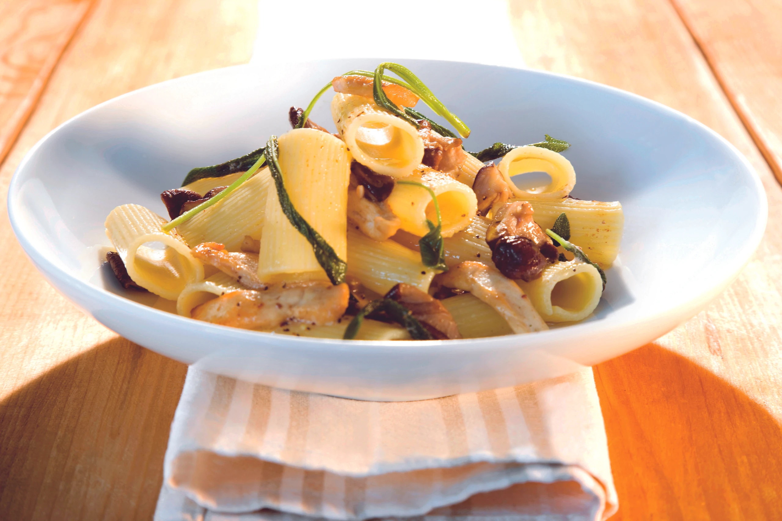 Rigatoni mit Huhn, Salbei und Pilzen