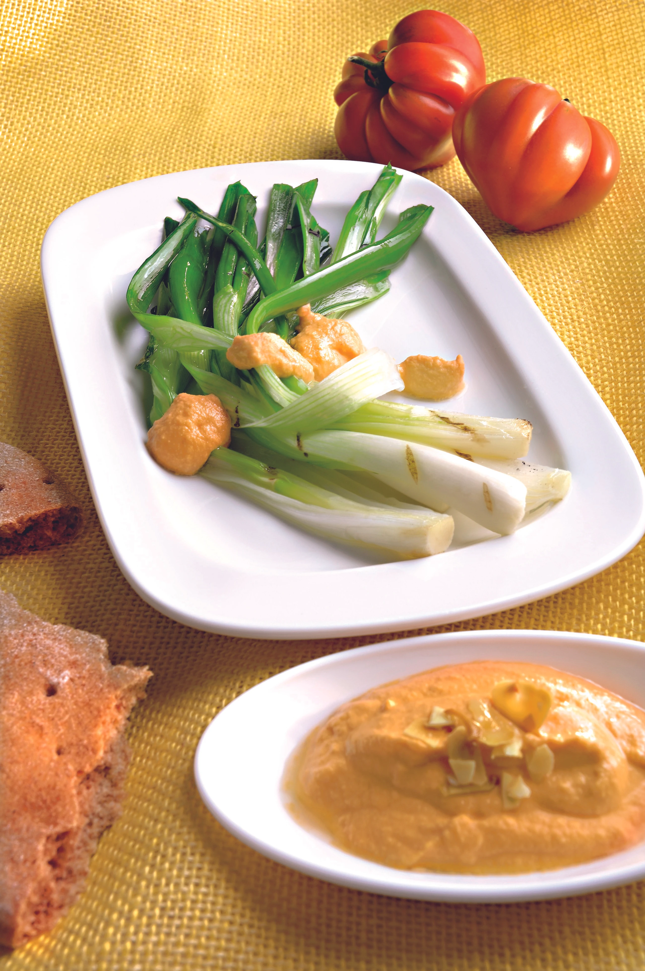 Gegrillte Jungzwiebeln mit katalanischer Romesco