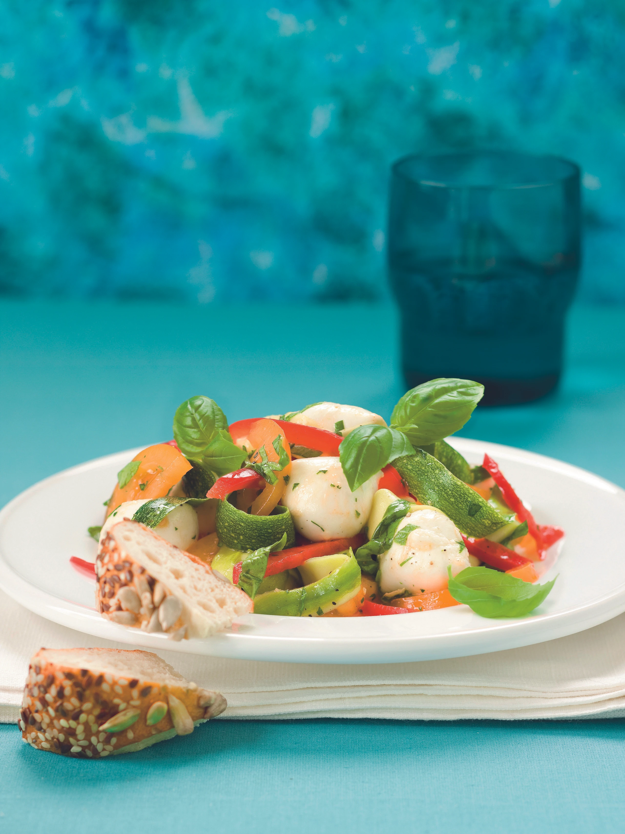 Gemüsesalat mit Mozzarella