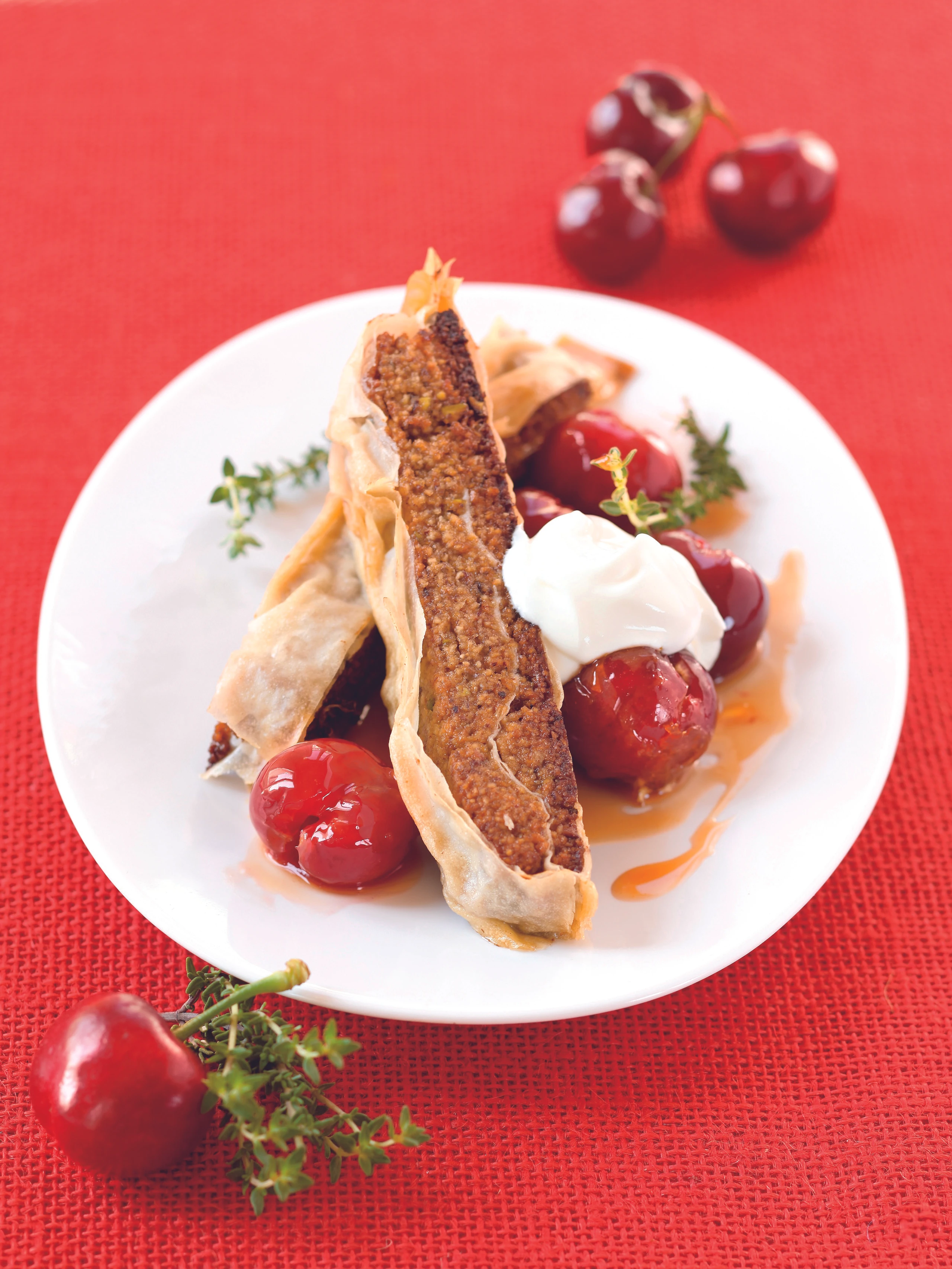 Thymian-Nuss-Schnitte mit Kirschen