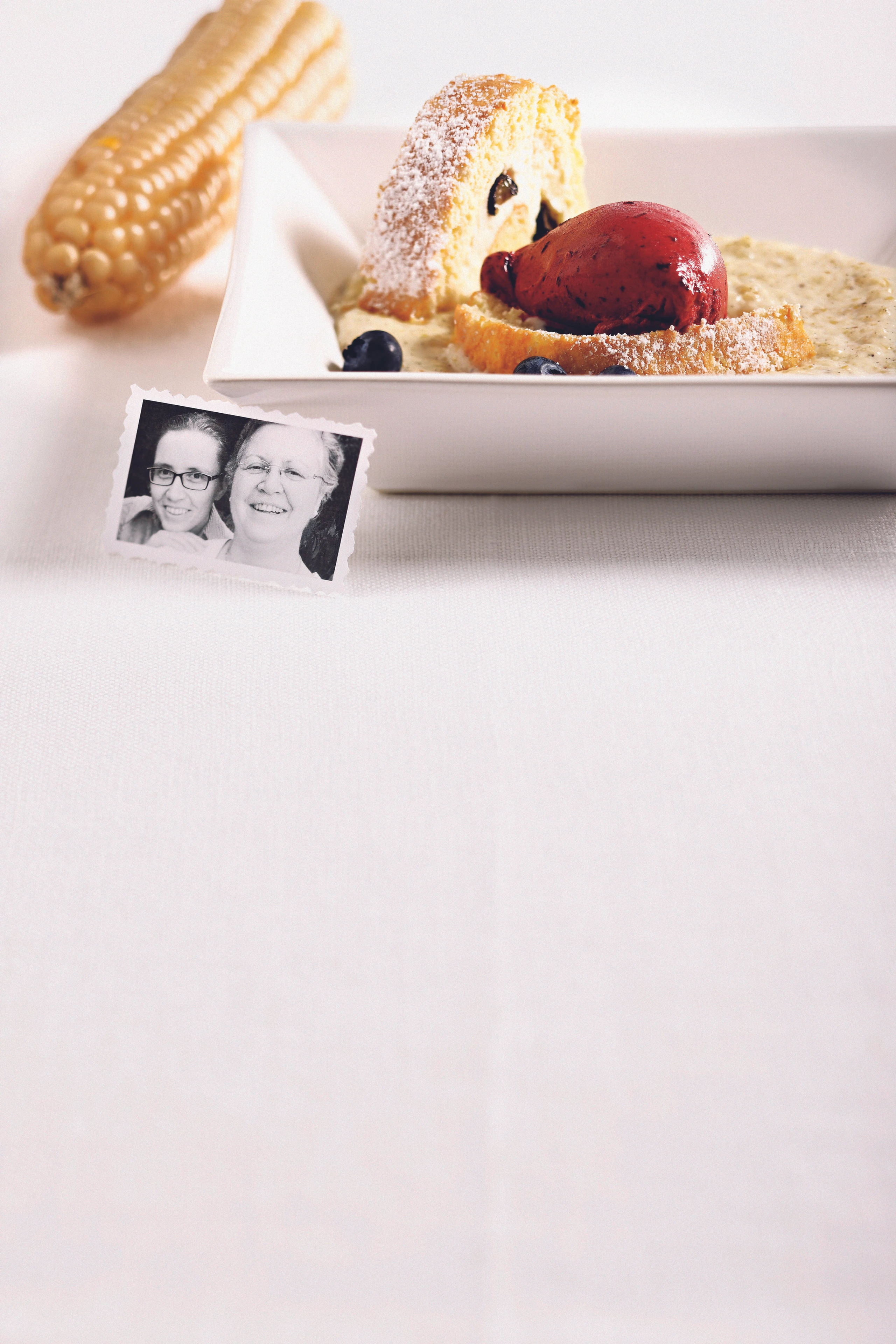 Schwarzbeer-Eis mit Suppe vom weißen Gailtaler Landmais