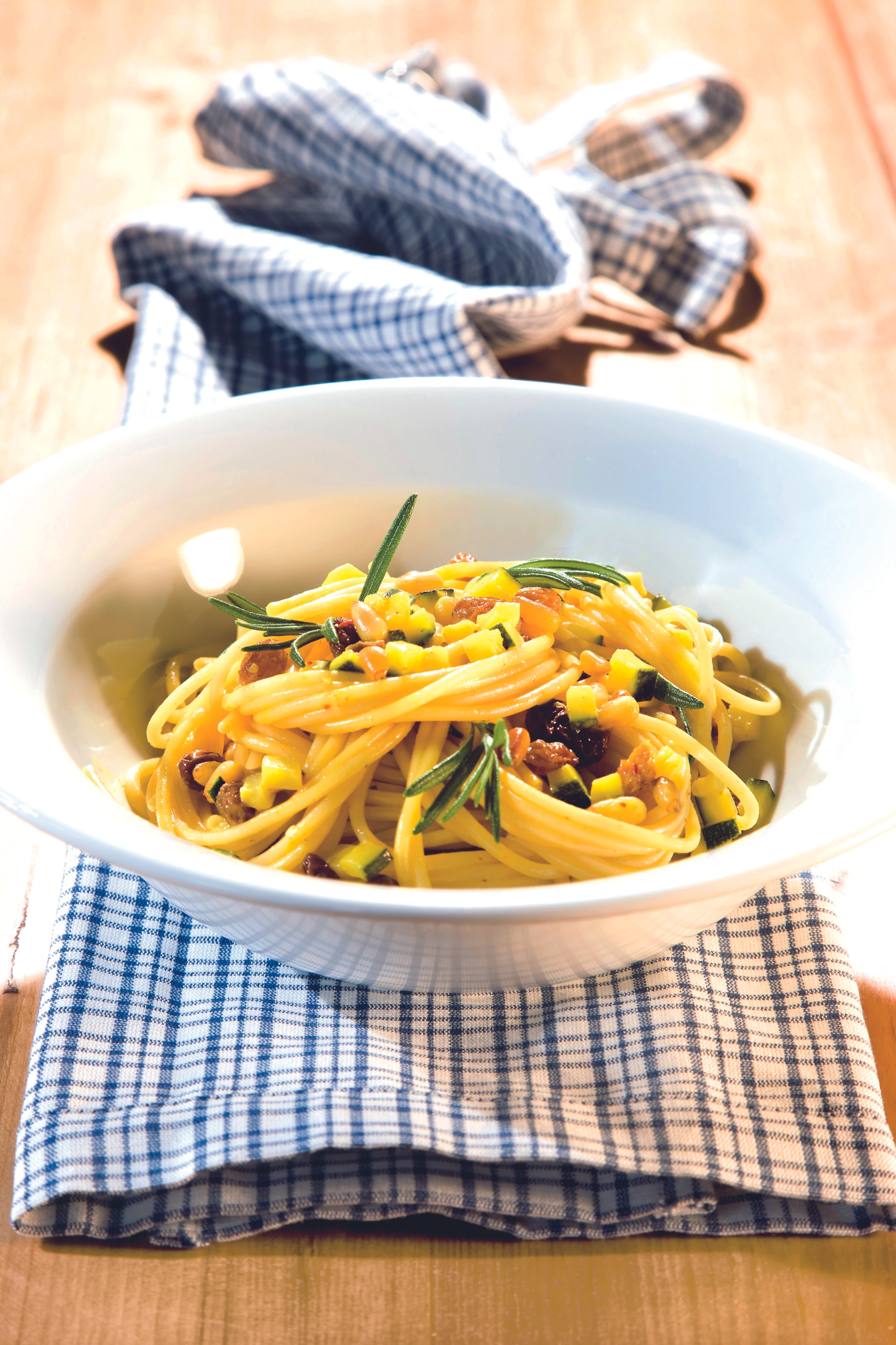 Spaghetti mit Zucchini, Rosinen und Pignoli