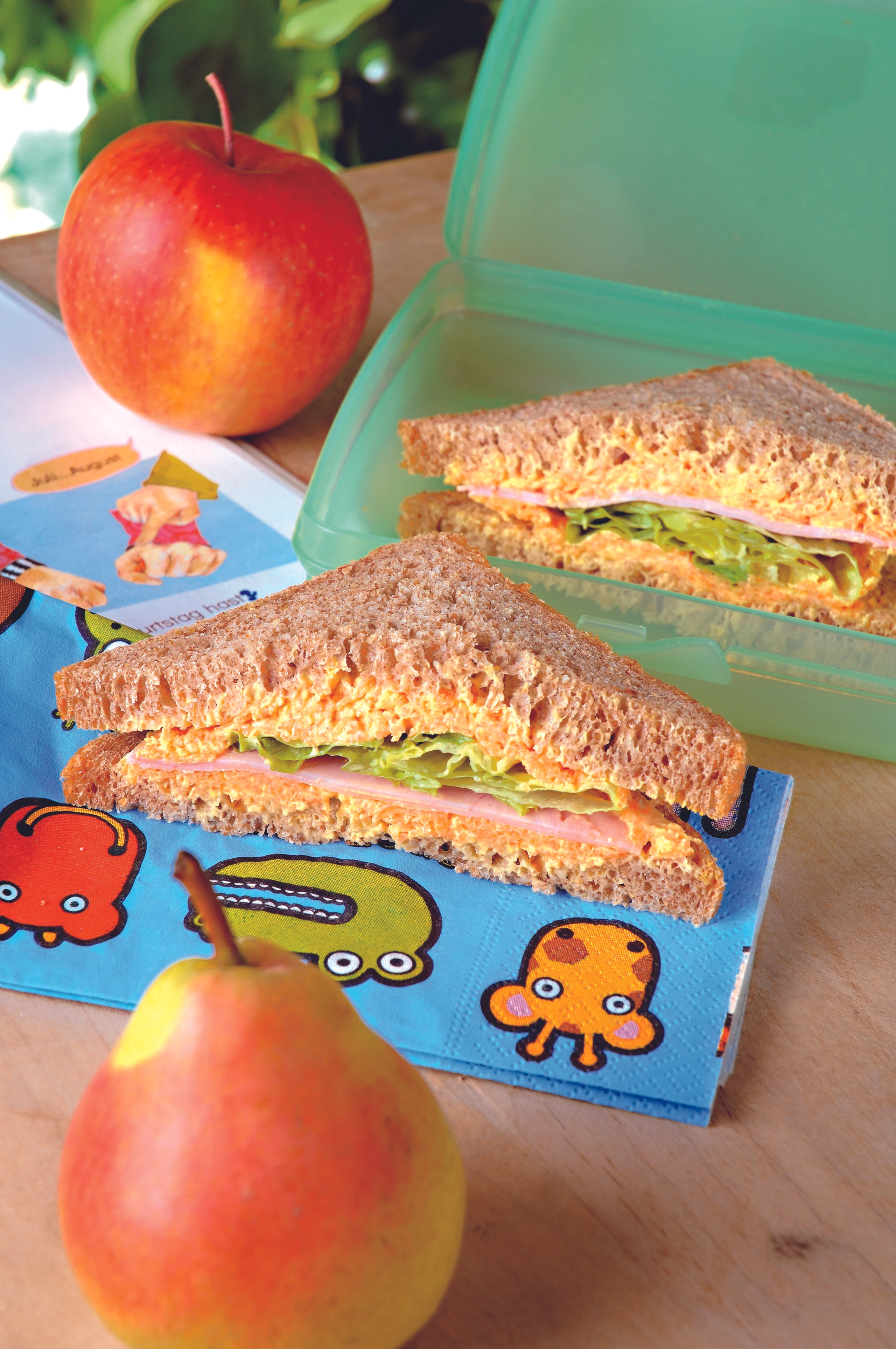 Sandwich mit Schinken und Karottenaufstrich