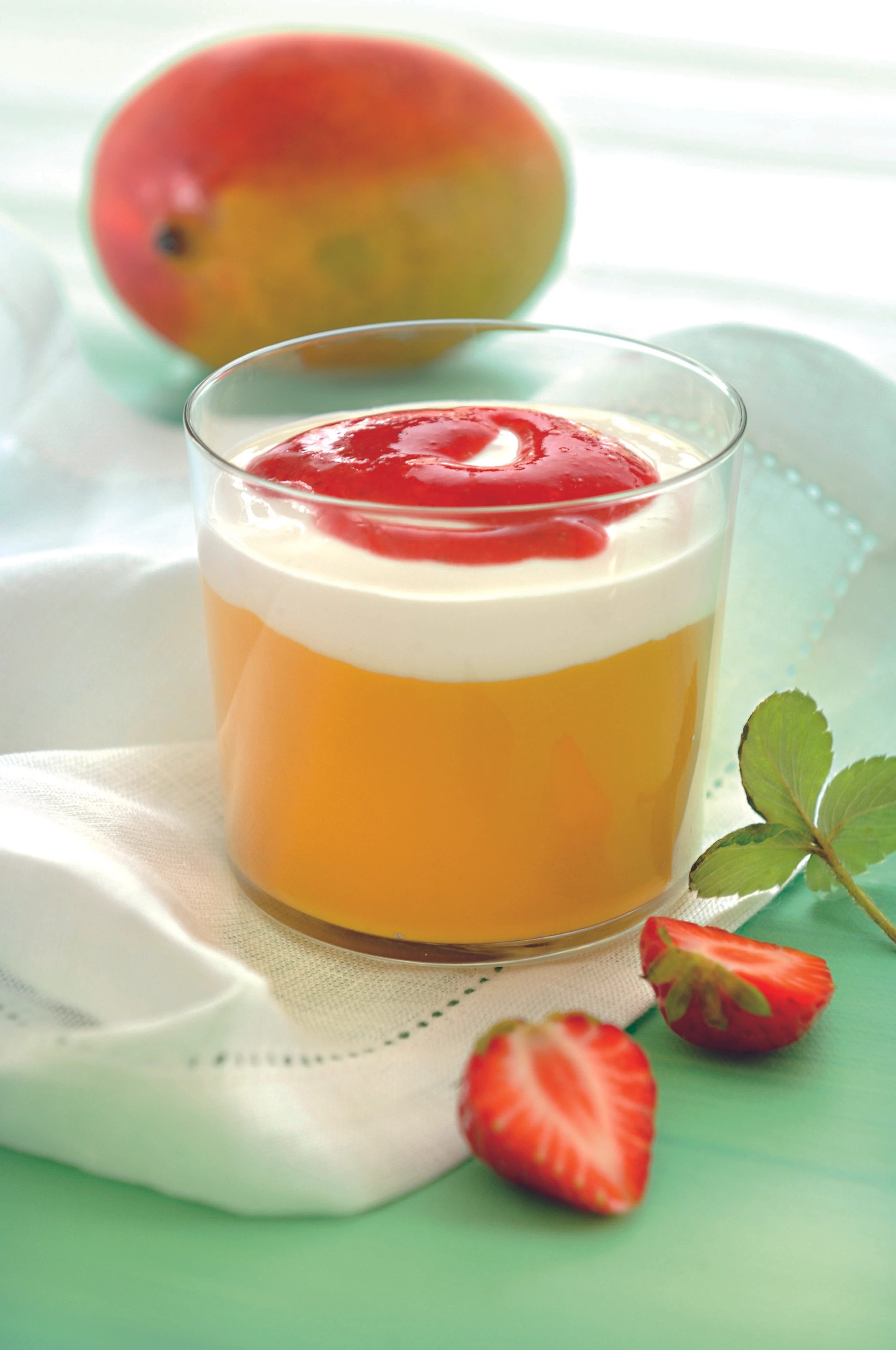 Süßer Ringelbecher mit Mango, Joghurt und Erdbeeren