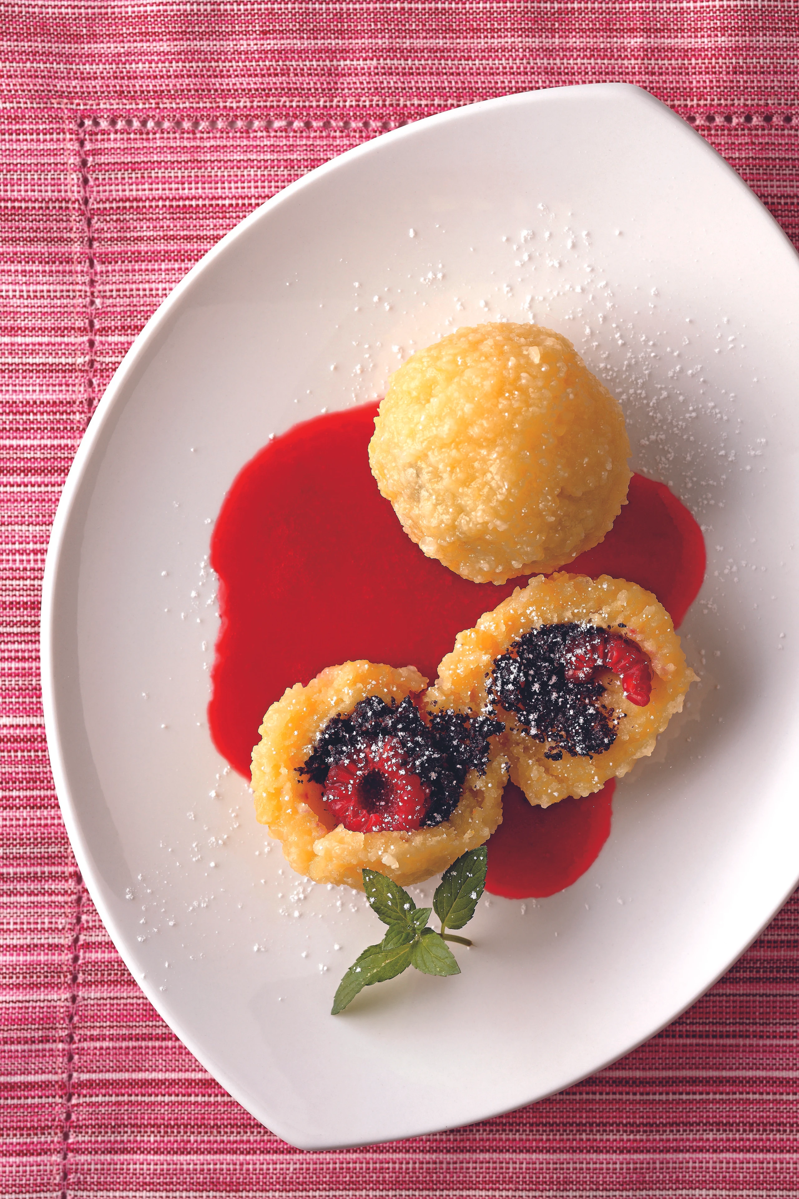 Mohn-Himbeerknödel mit Himbeersauce