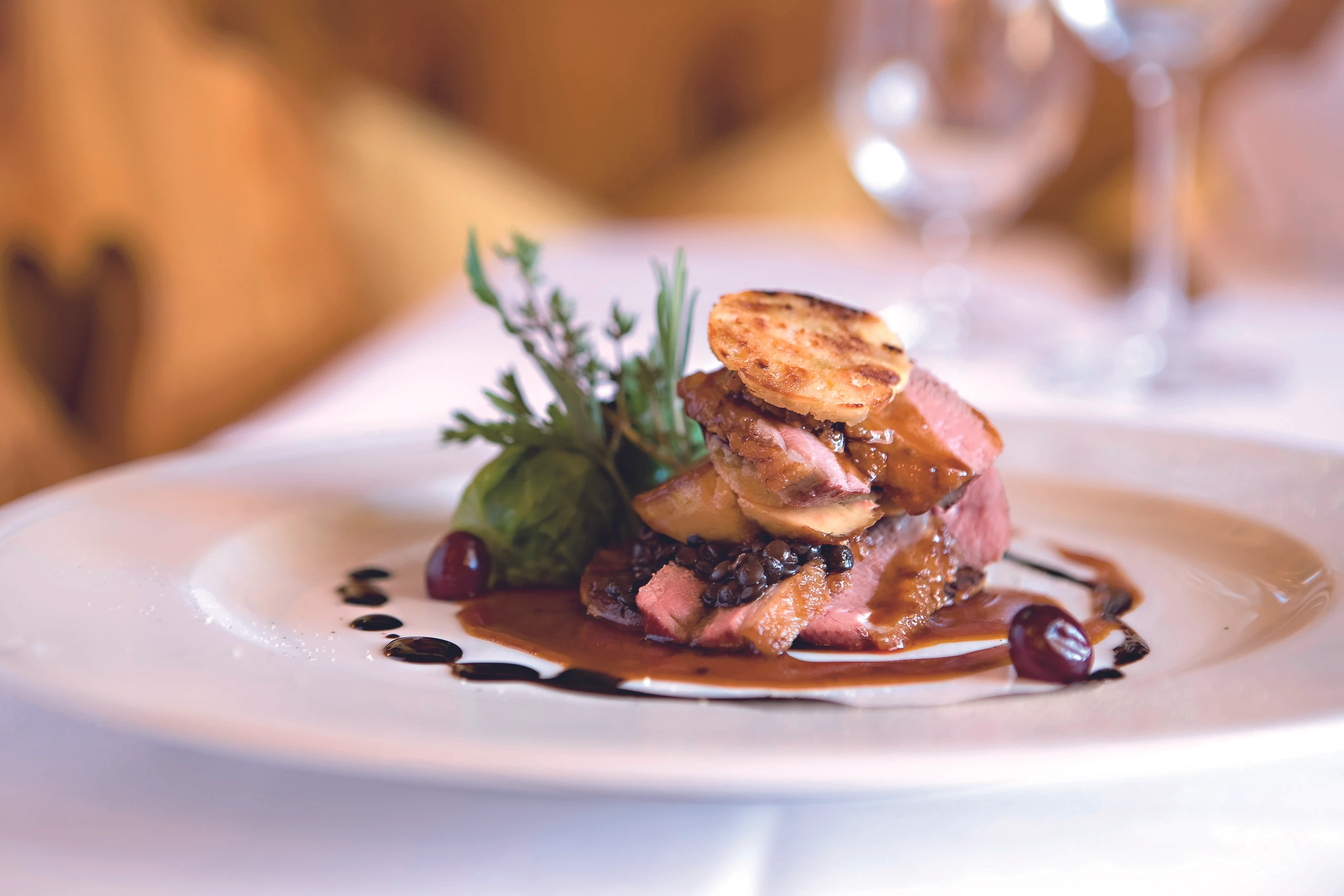 Enten-Knödel-Lasagne mit Balsamico-Linsen