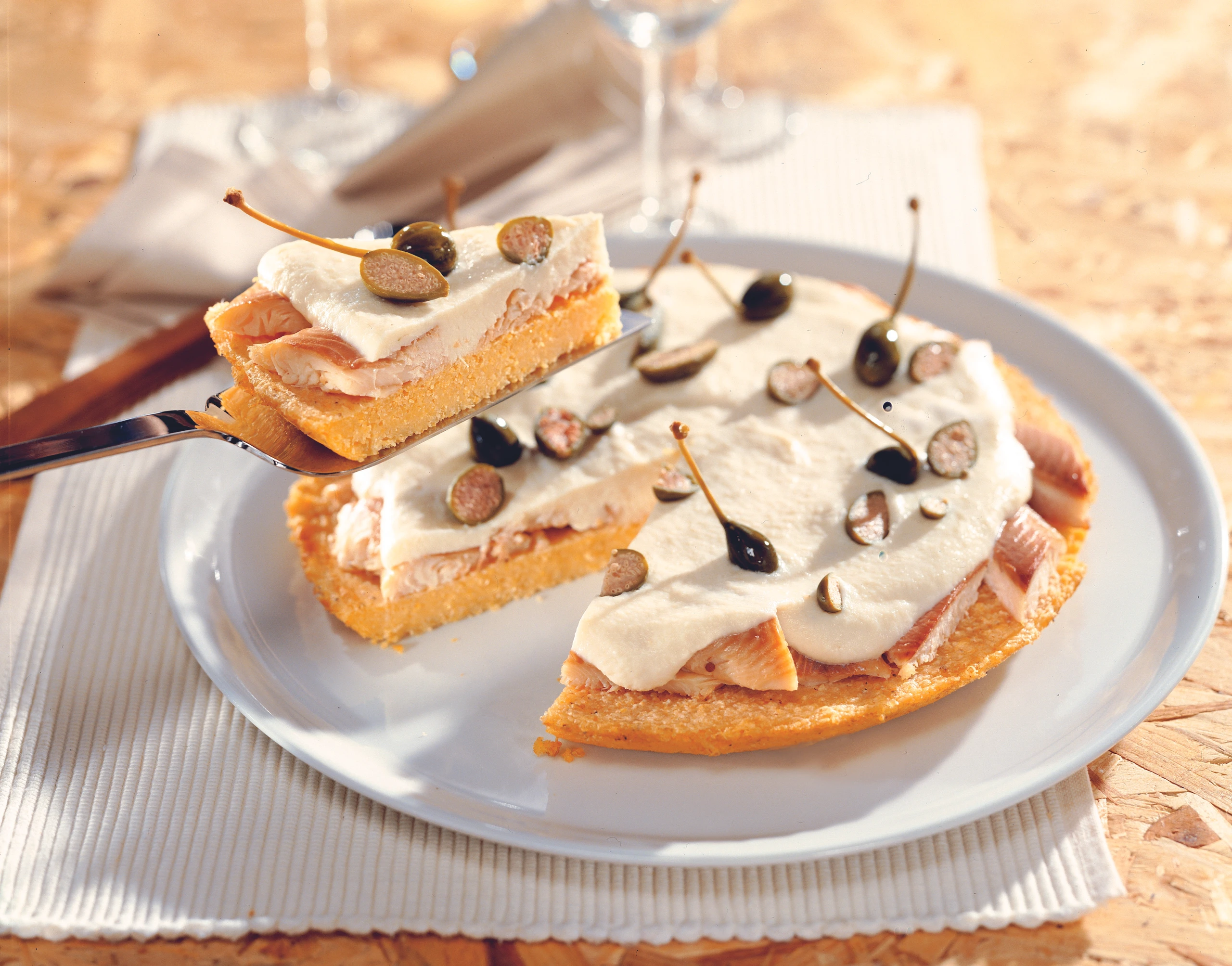 Polentakuchen mit Karfiol und Räucherforelle