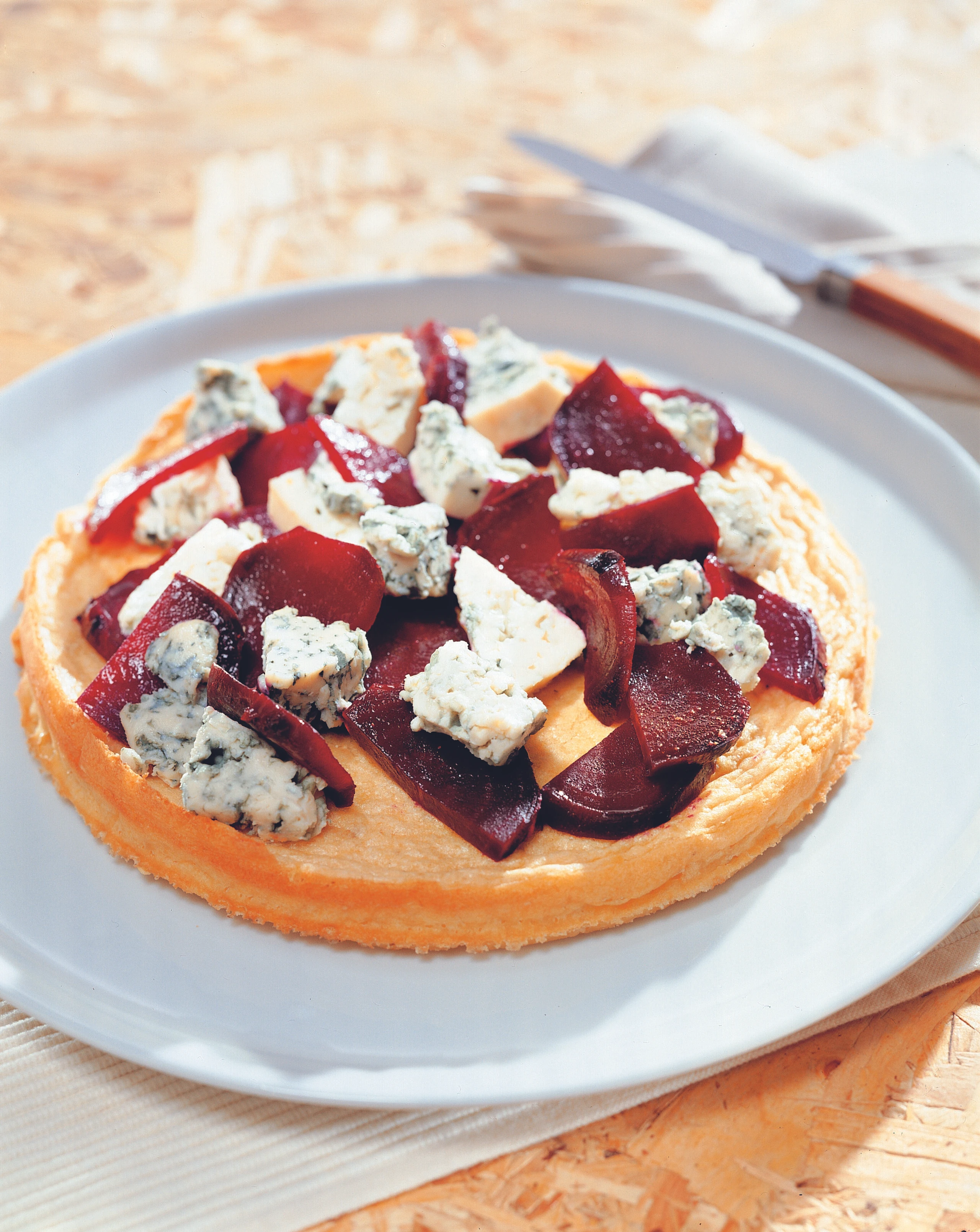 Erdäpfelbiskuit mit Roten Rüben und Käse