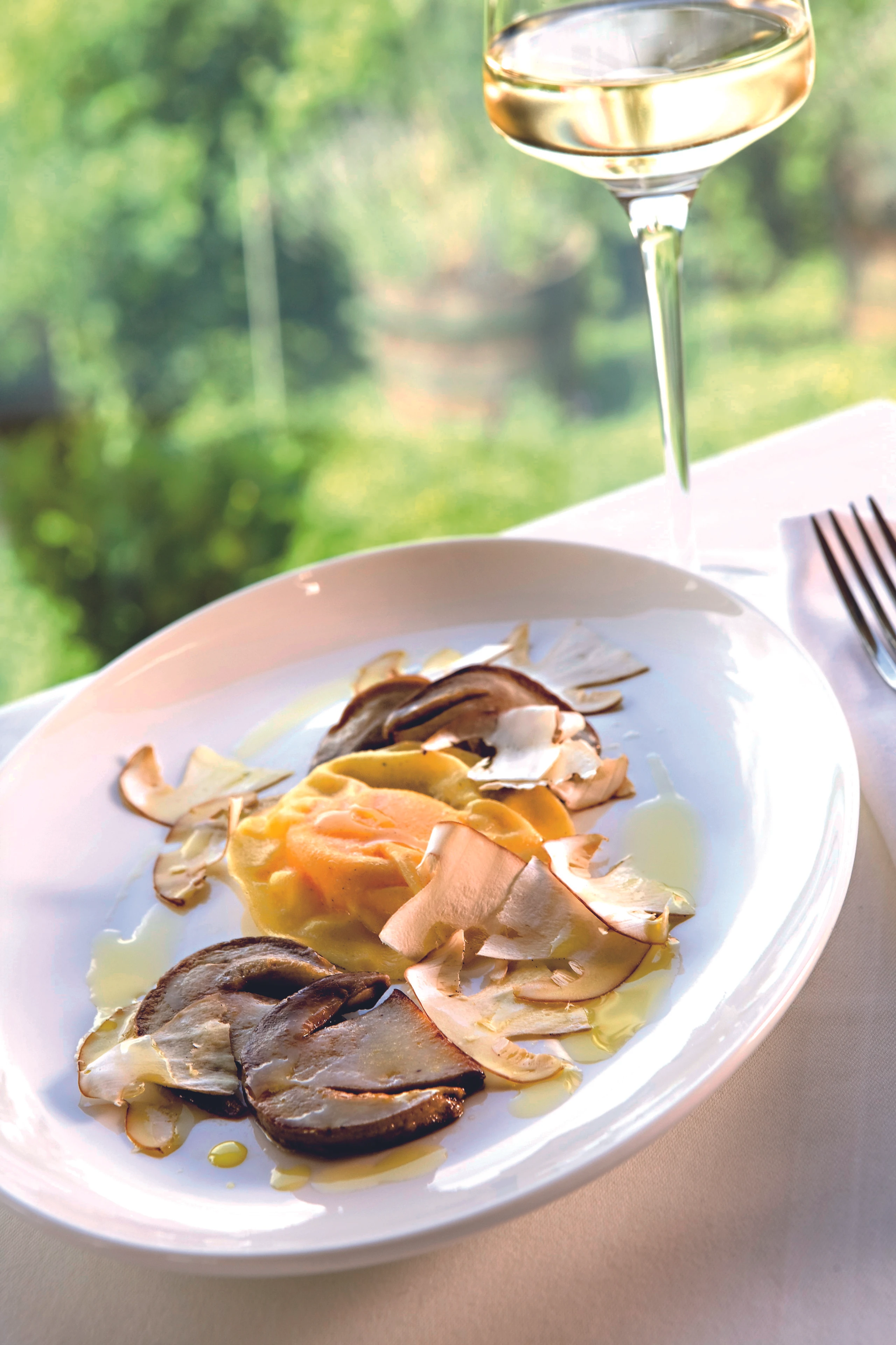 Raviolo mit Steinpilzen