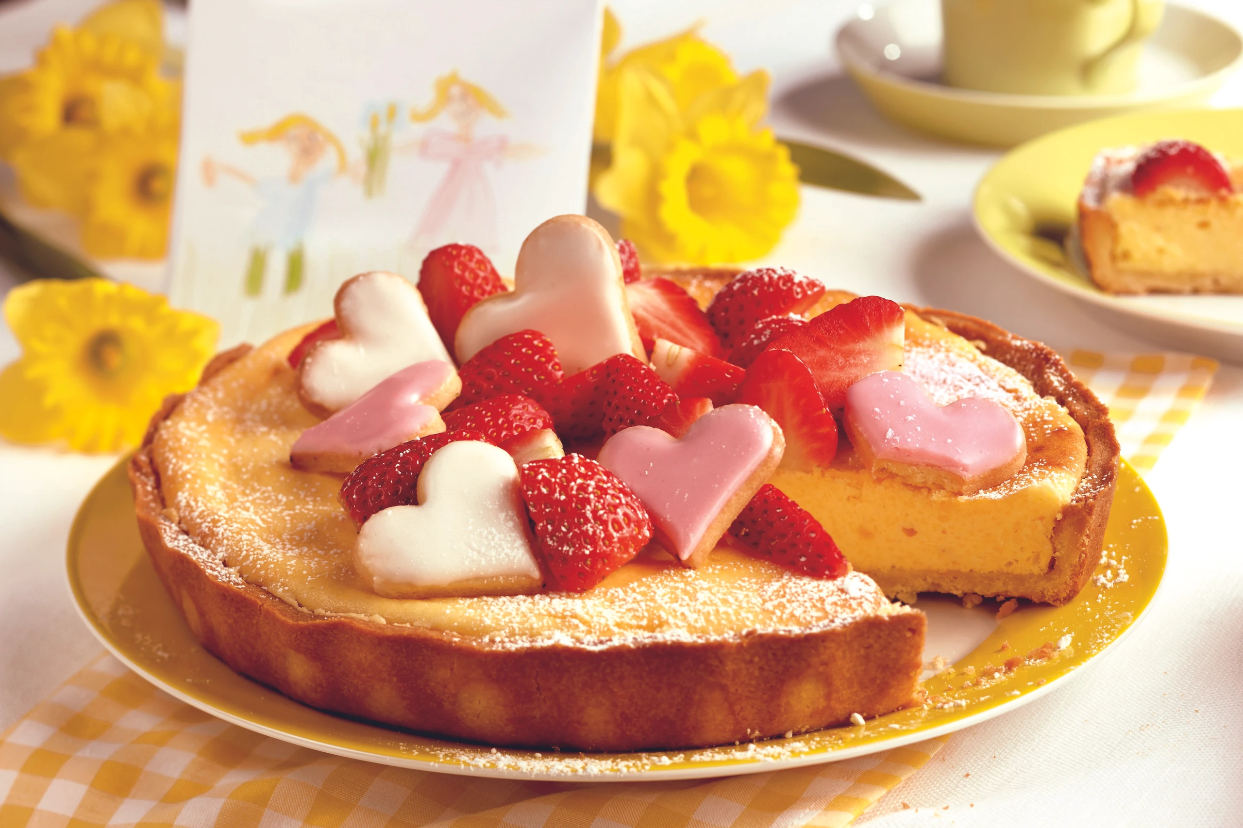 Topfentarte mit Erdbeeren und Herzen