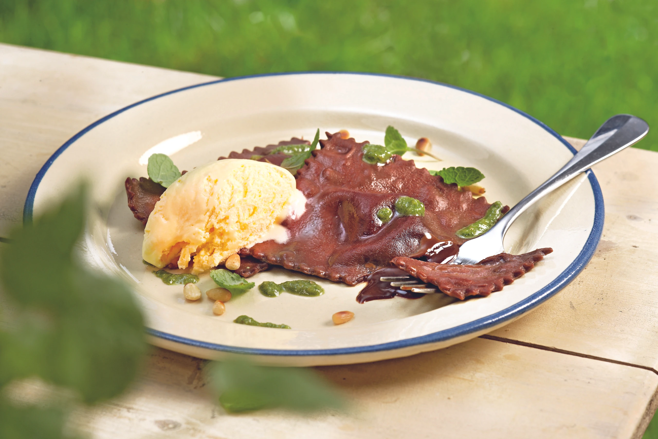 Schokolade-Ravioli mit Minzepesto