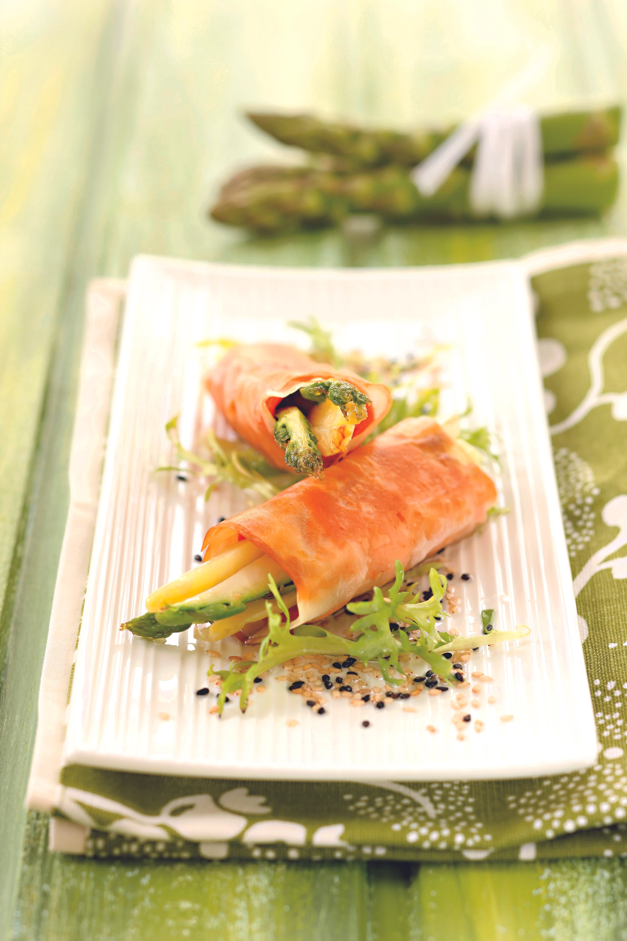 Spargel-Lachsröllchen mit Sesam-Vinaigrette