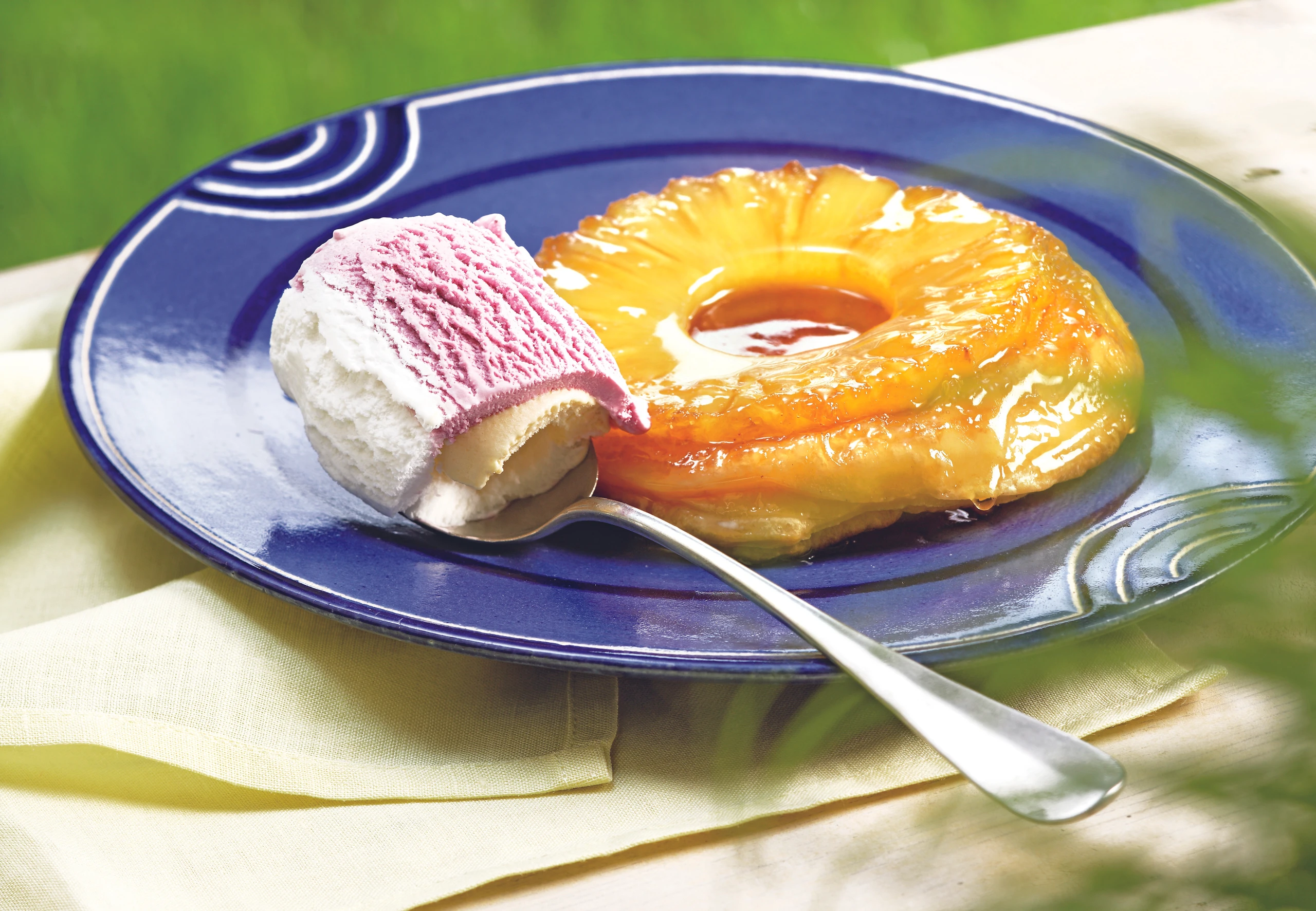 Blätterteig-Ananaskuchen mit Fruchteis