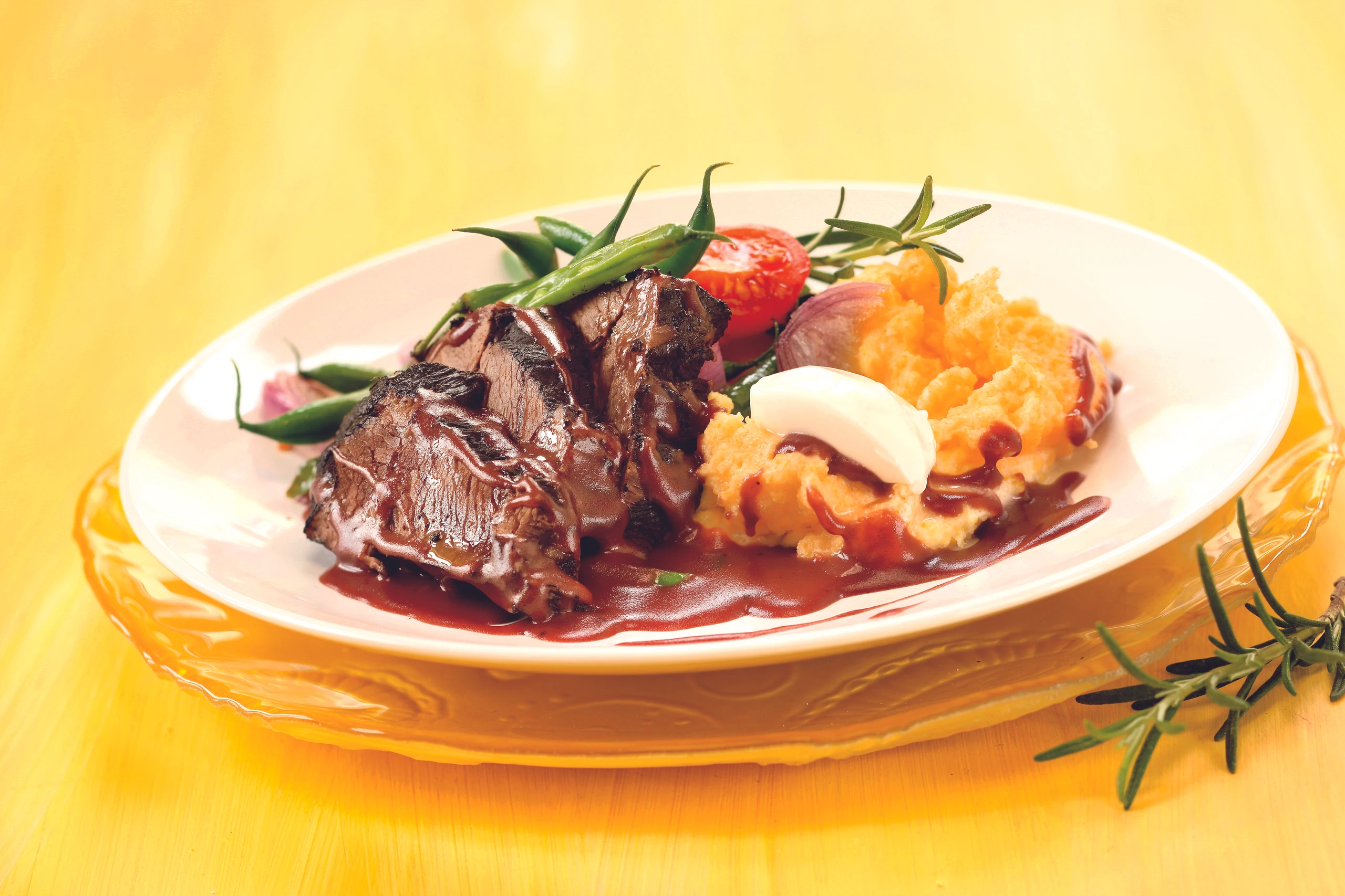 Geschmortes Schulterscherzel mit Polenta