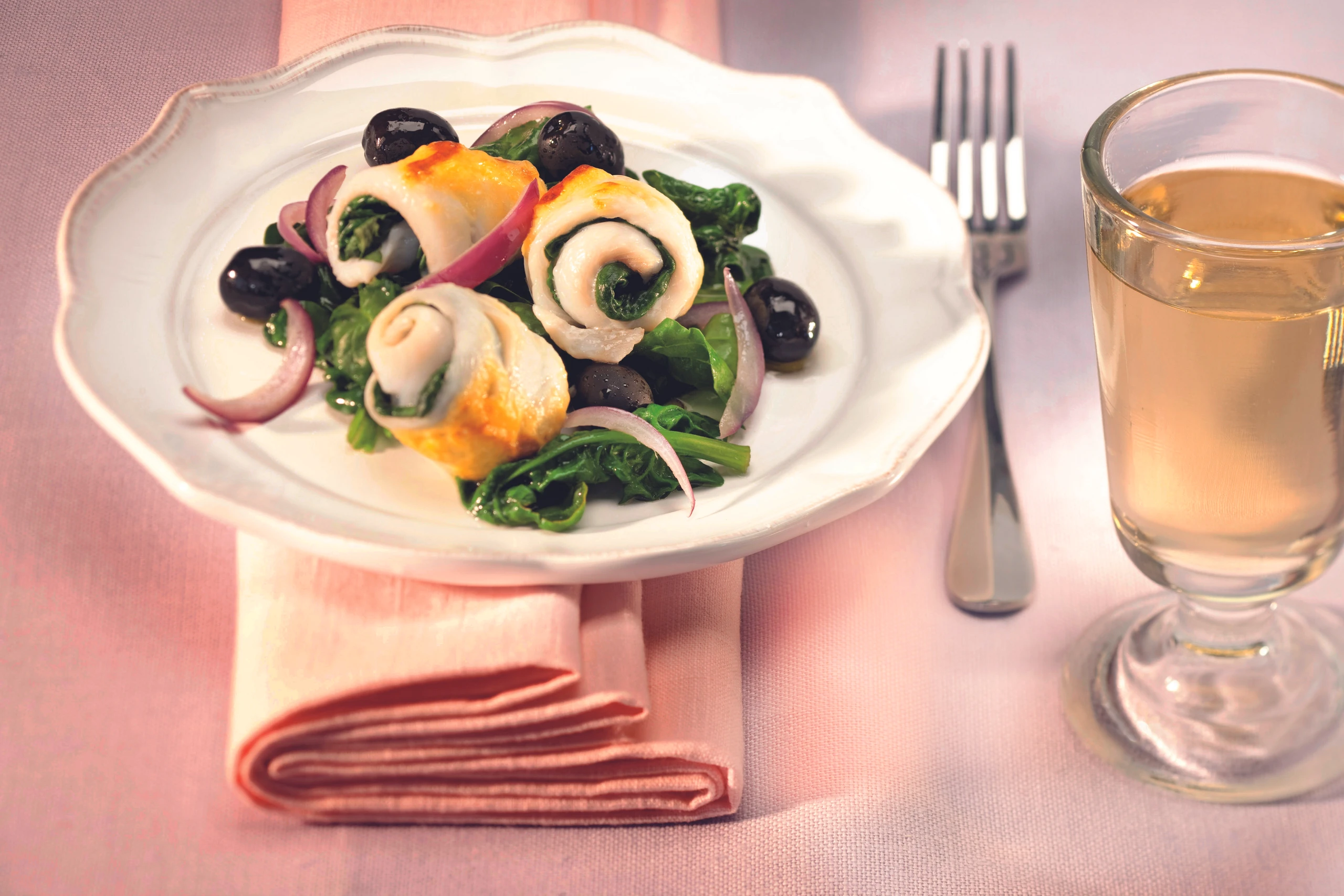 Schollenröllchen auf Blattspinat