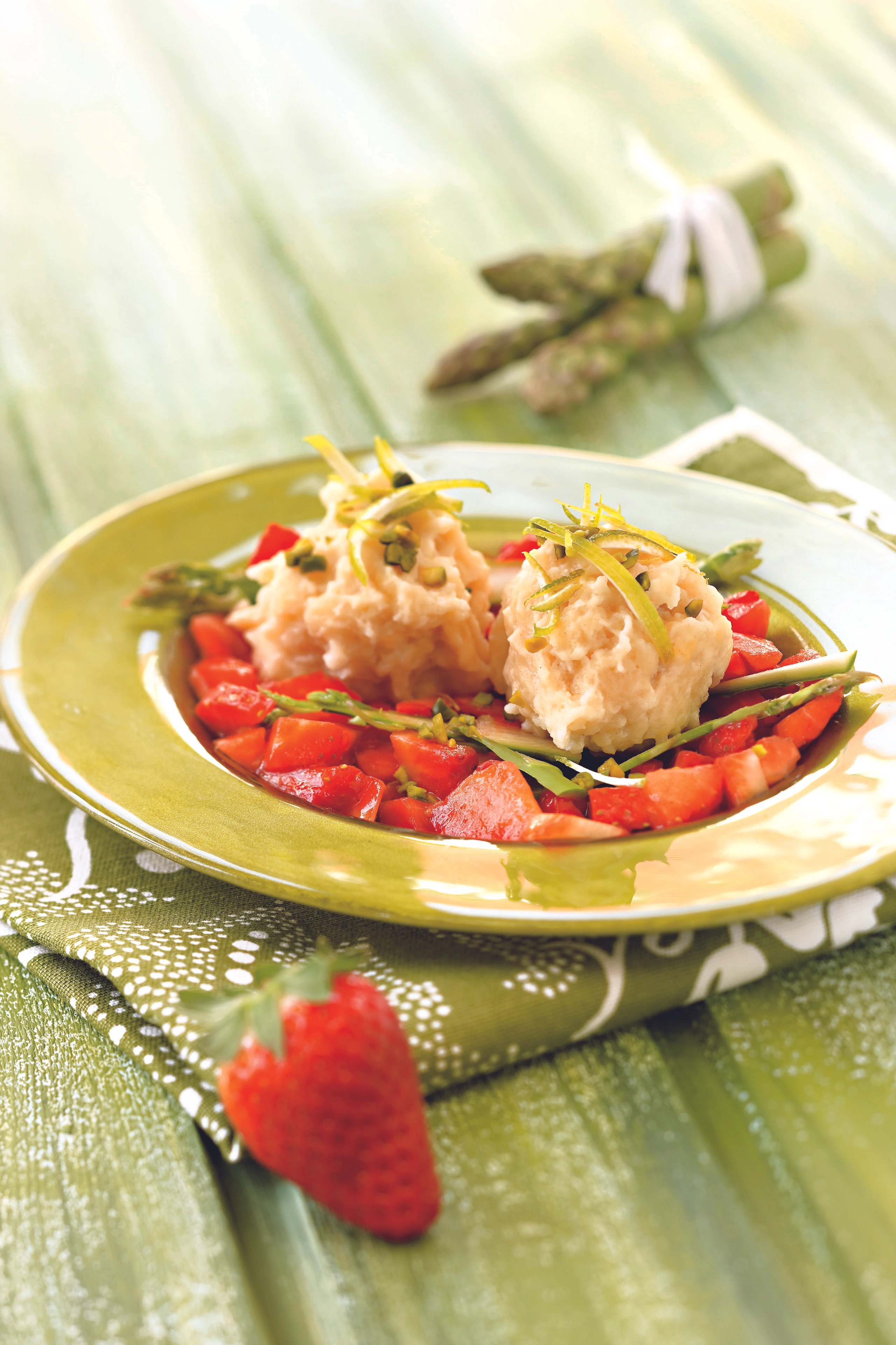 Topfen-Spargelknödel mit Erdbeeren