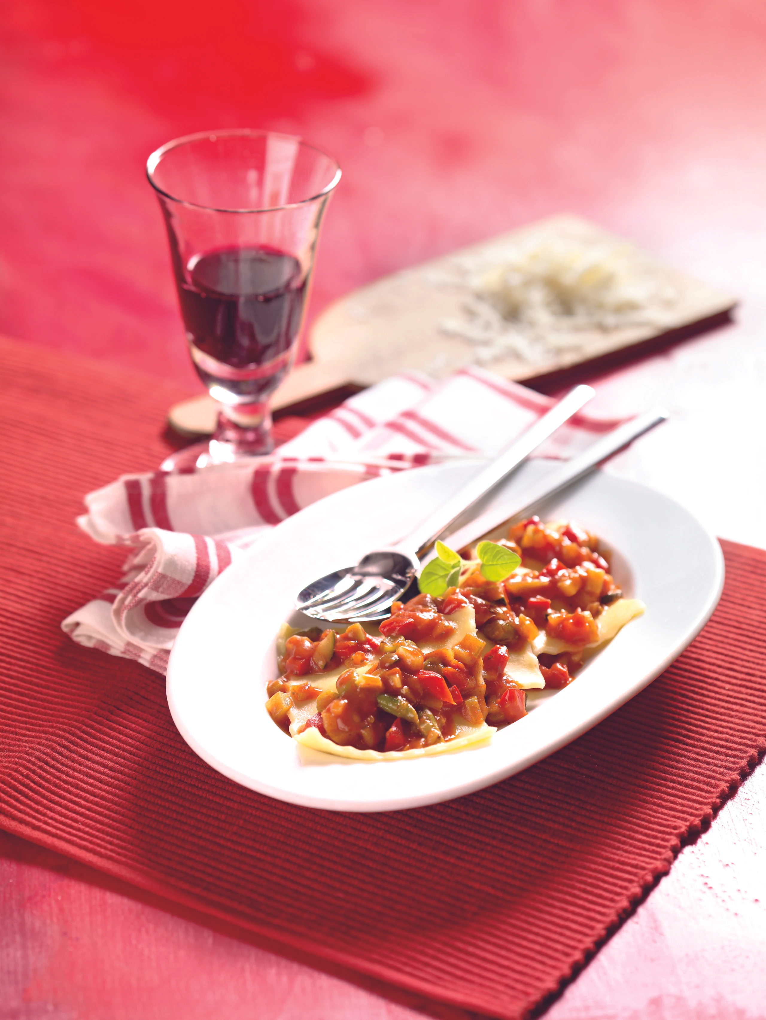 Ravioli mit Gemüsesauce und Schinken