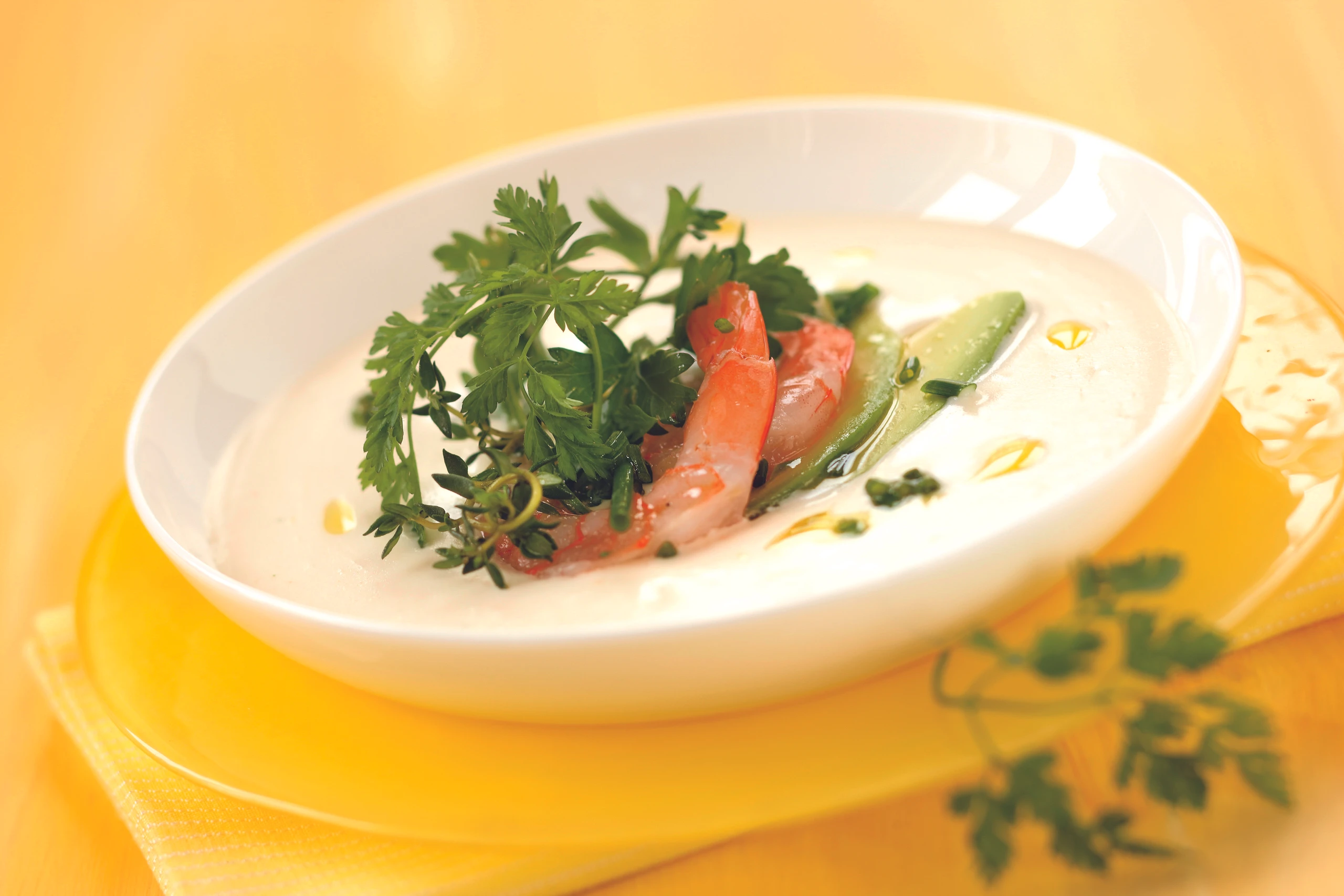 Kräutersuppe mit Garnelen und Avocados