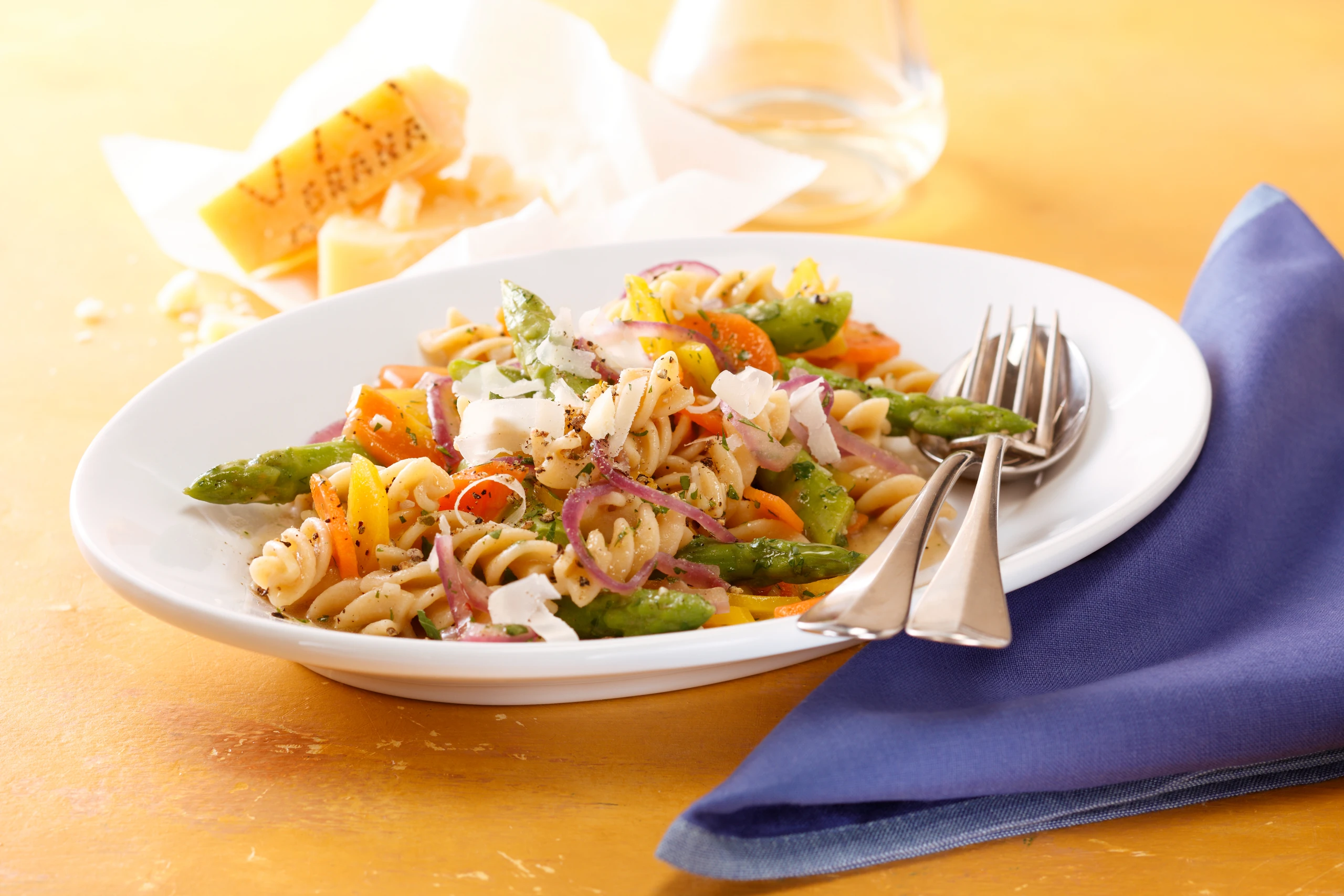 Frühlingspasta mit buntem Gemüse