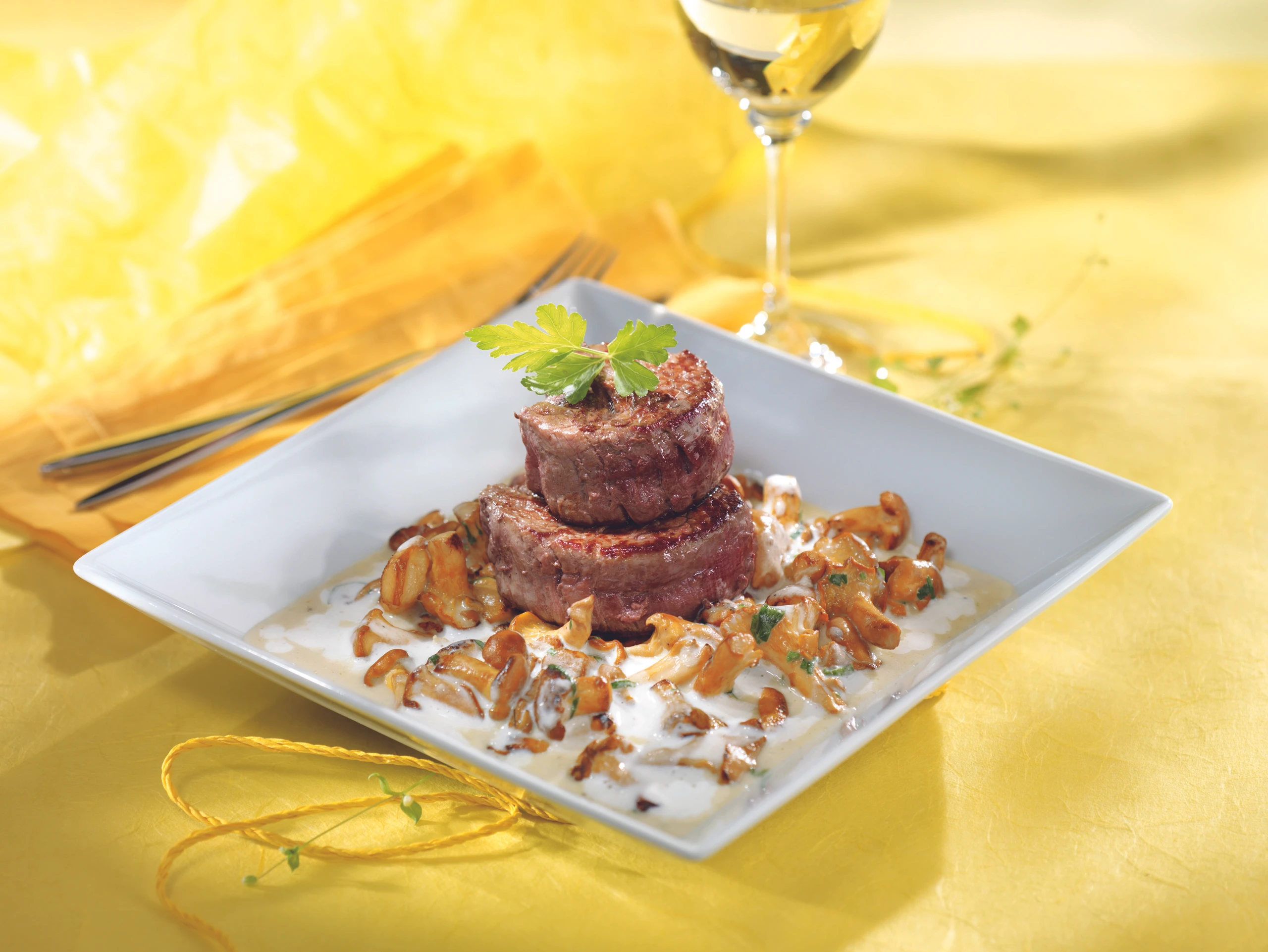 Rindersteaks mit Eierschwammerlsauce