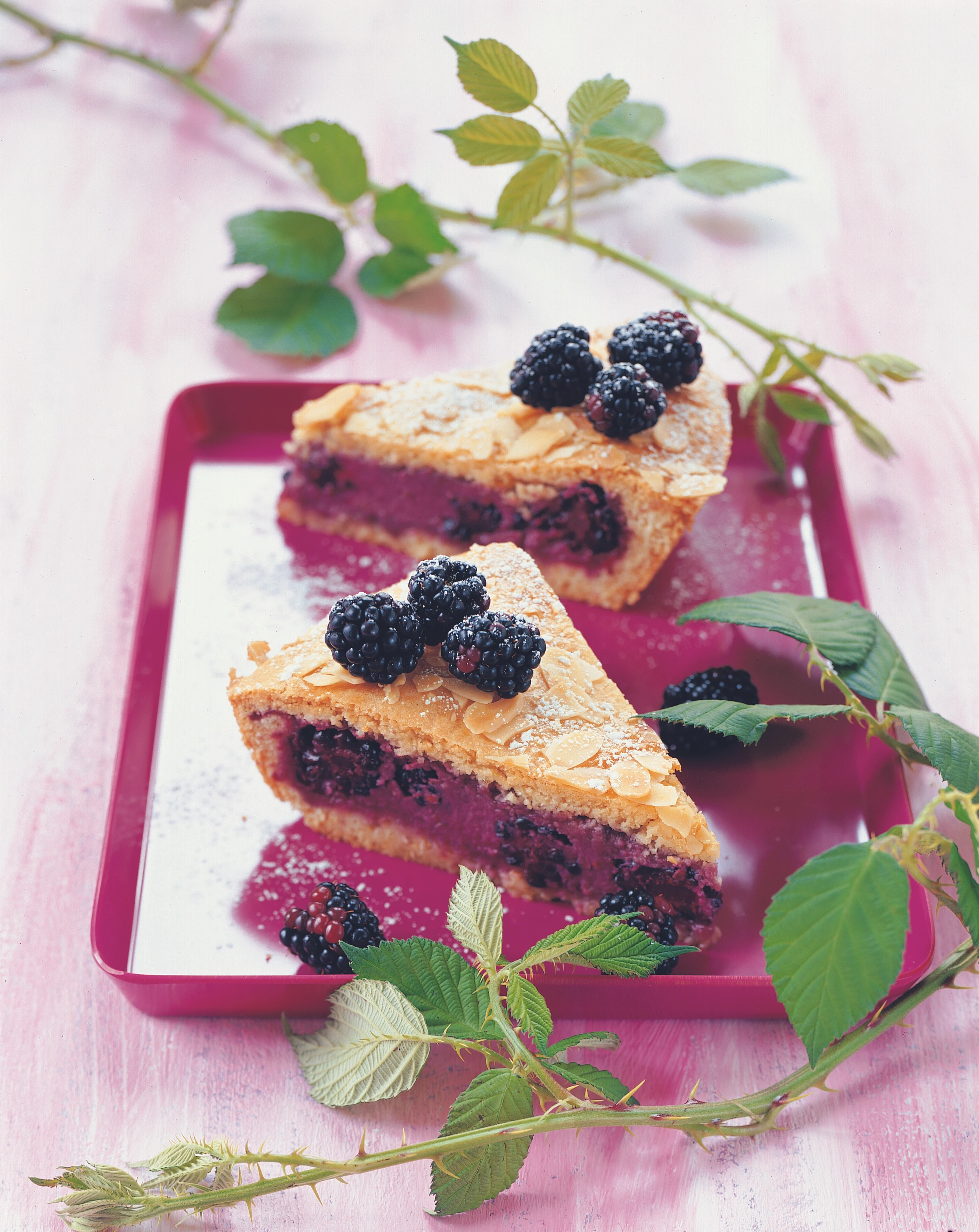 Gedeckter Brombeerkuchen