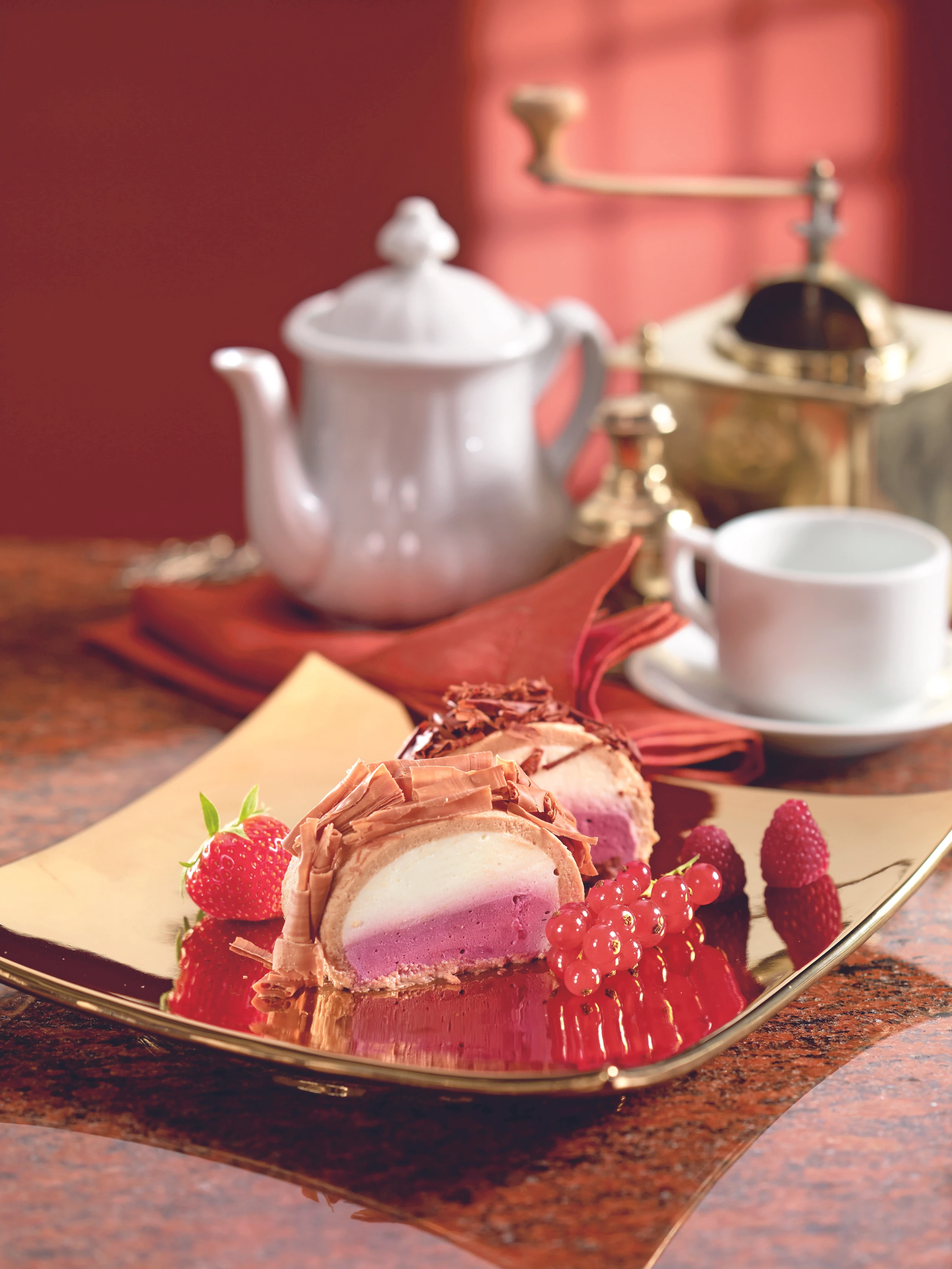 Schokoladeterrine mit zweierlei Holundercremen