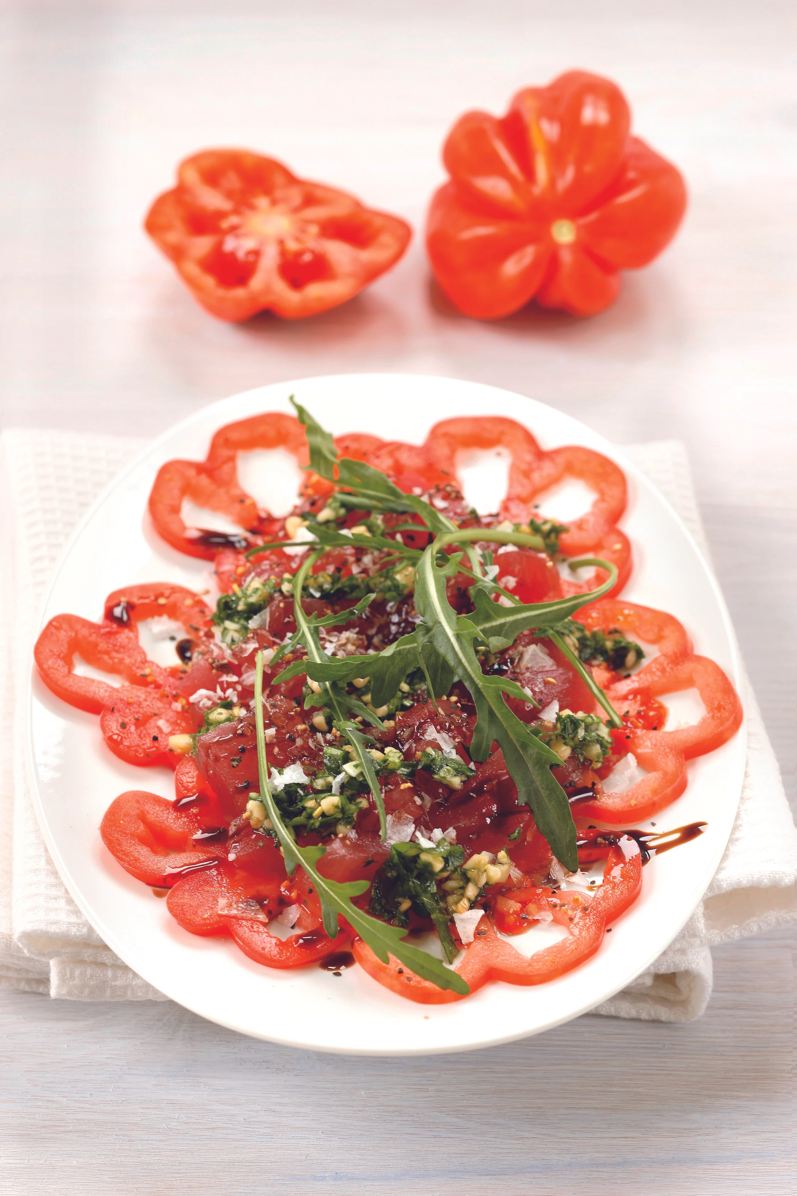 Paradeiser-Carpaccio mit Thunfisch und Rucola