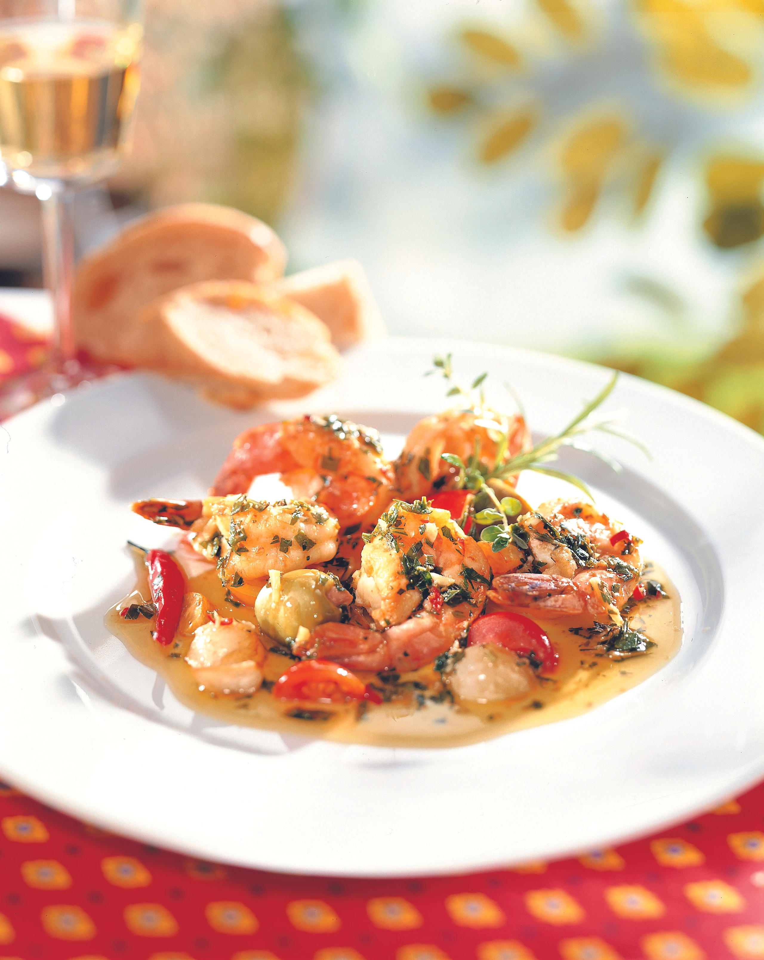 Marinierte Garnelen mit Oliven und Knoblauch