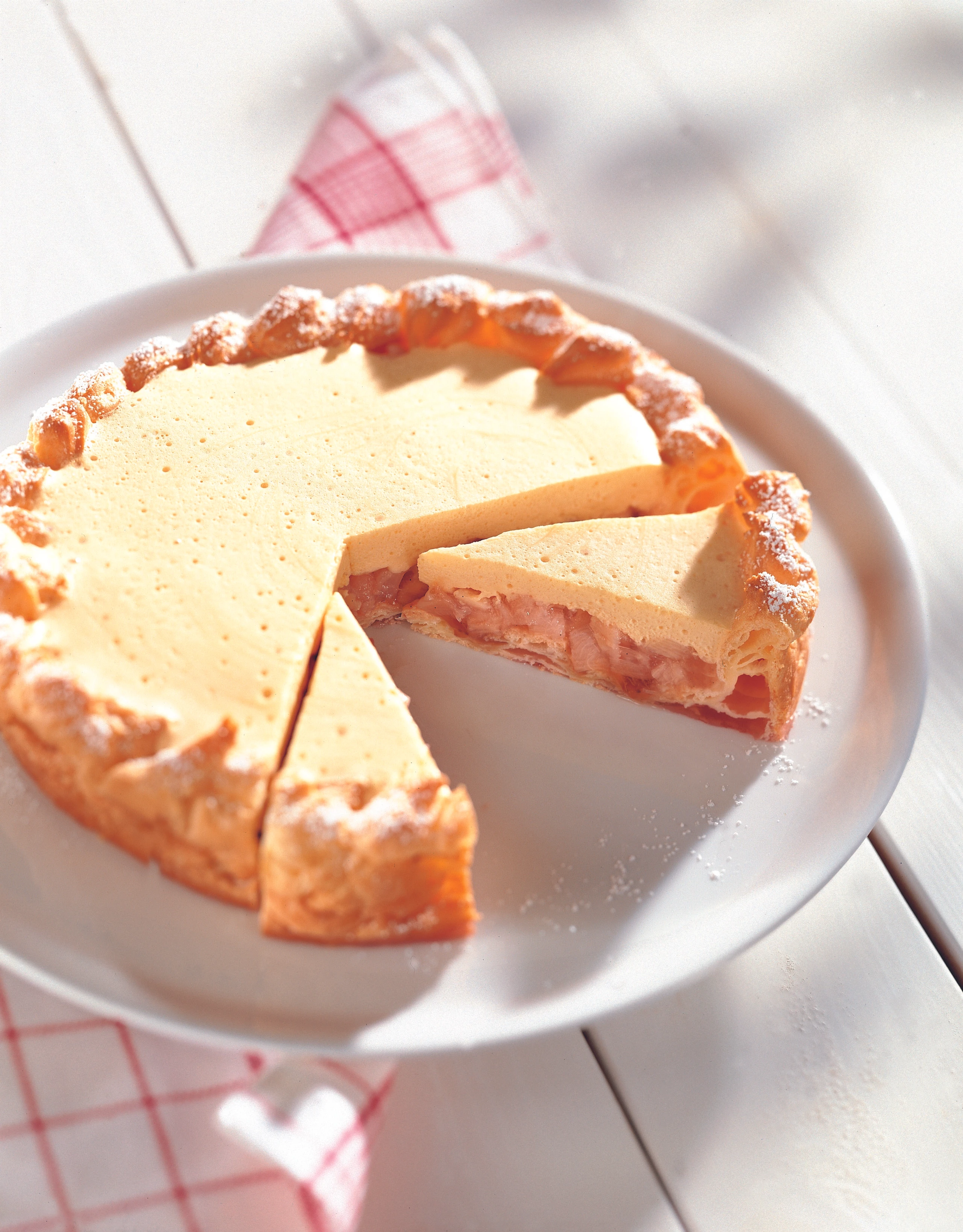 Brandteigtorte mit Weincreme und Rhabarber