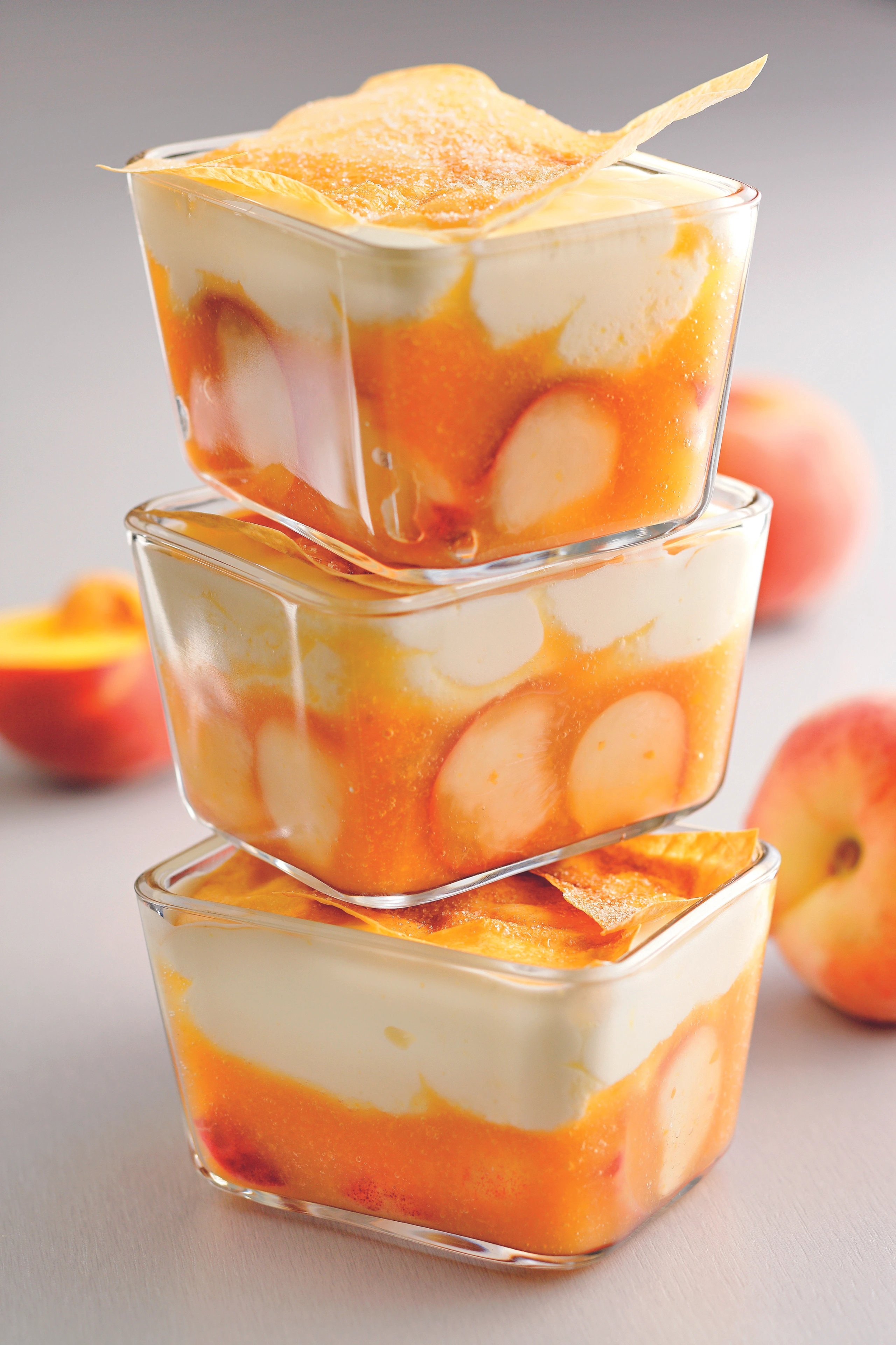 Buttermilchcreme mit Pfirsichen