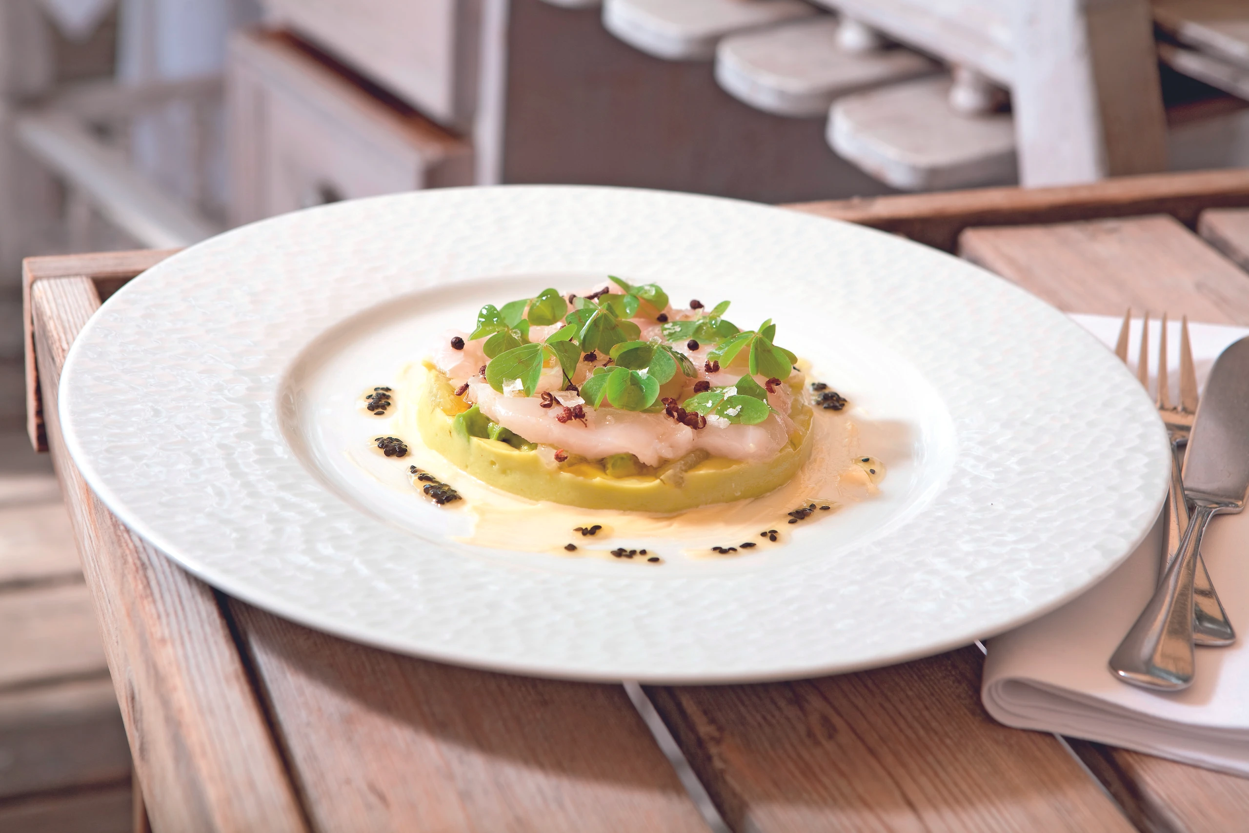 Mariniertes Zanderfilet mit Avocado, Sesam und Klee