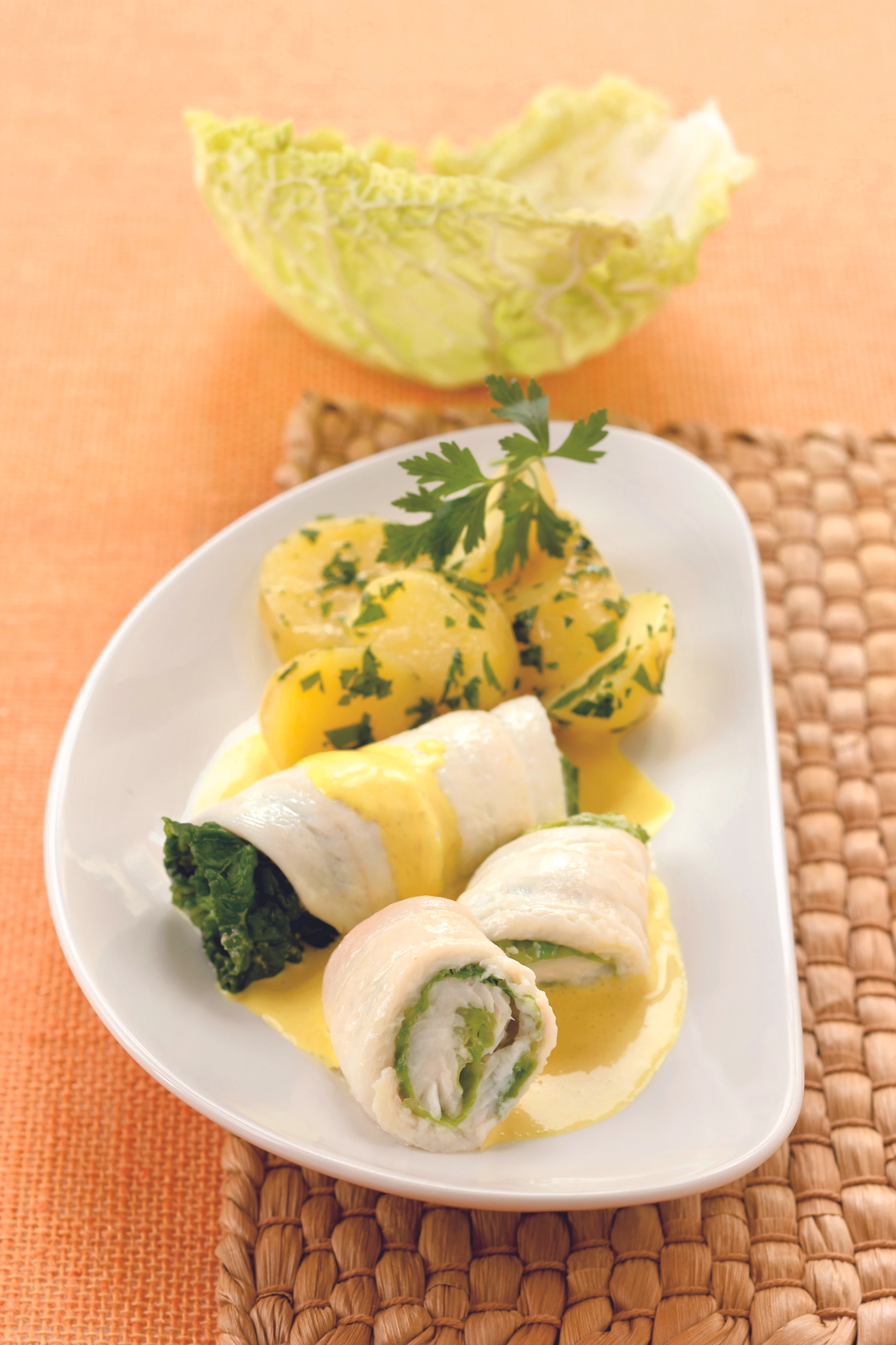 Schollenröllchen mit Kohl und Currysauce