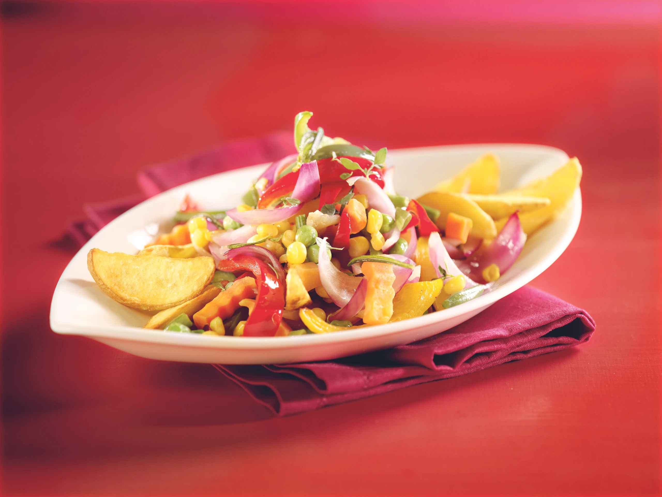 Buntes Ofengemüse mit Erdäpfel-Wedges