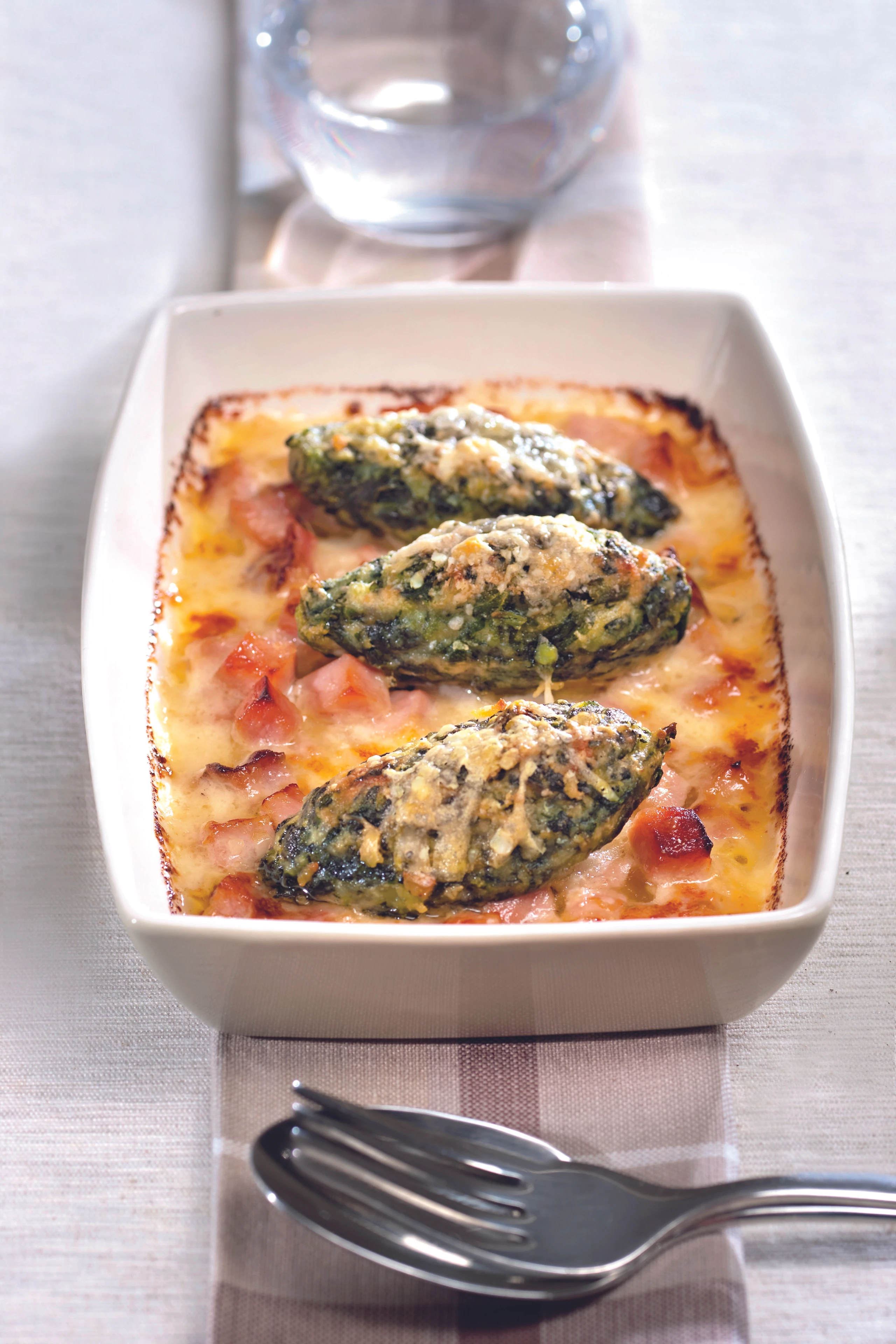 Überbackene Spinatnocken in Schinken-Oberssauce