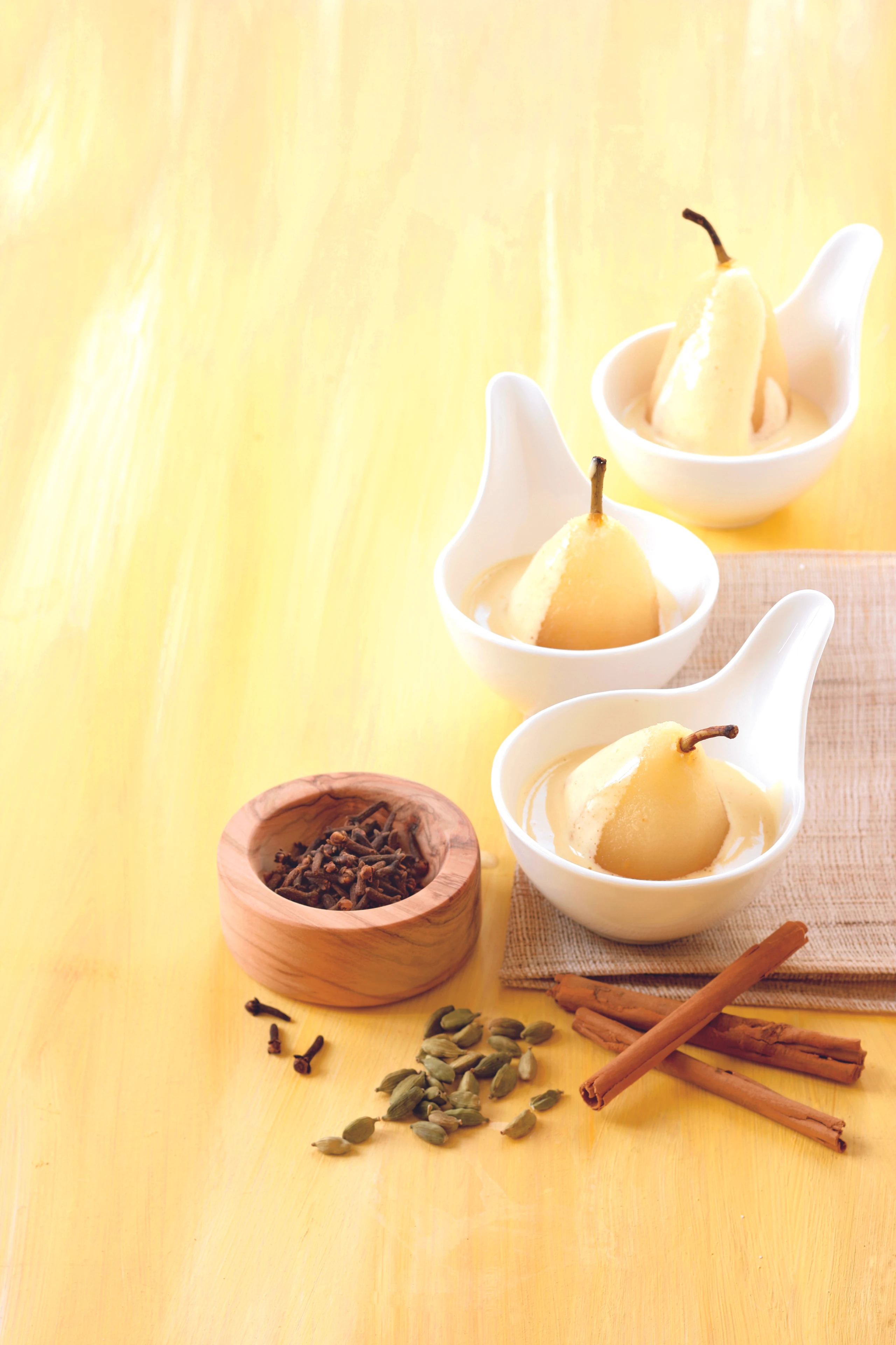 Gewürzbirne mit Weinschaum