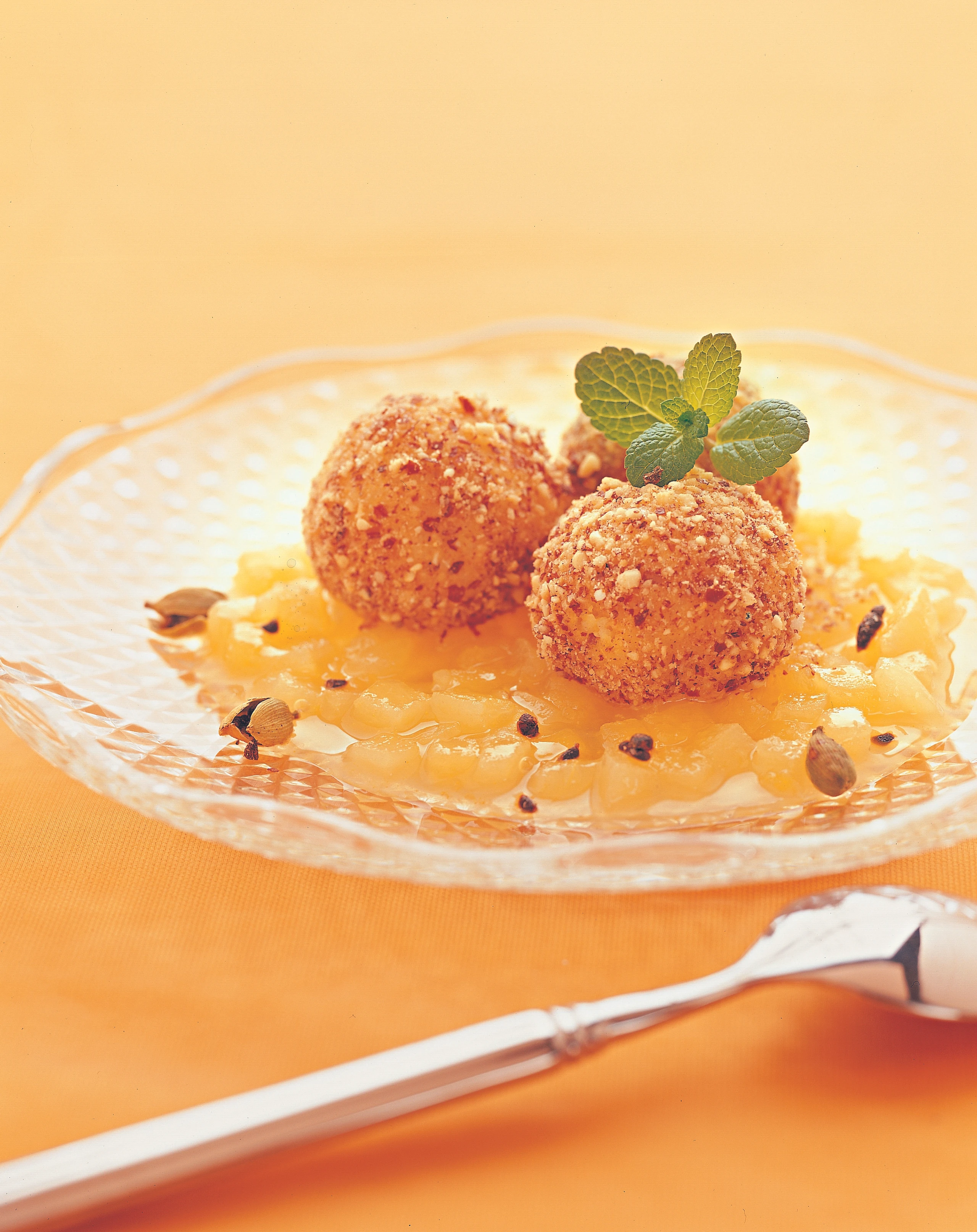 Couscousknöderl mit Mandeln und Apfel-Kardamomsauce