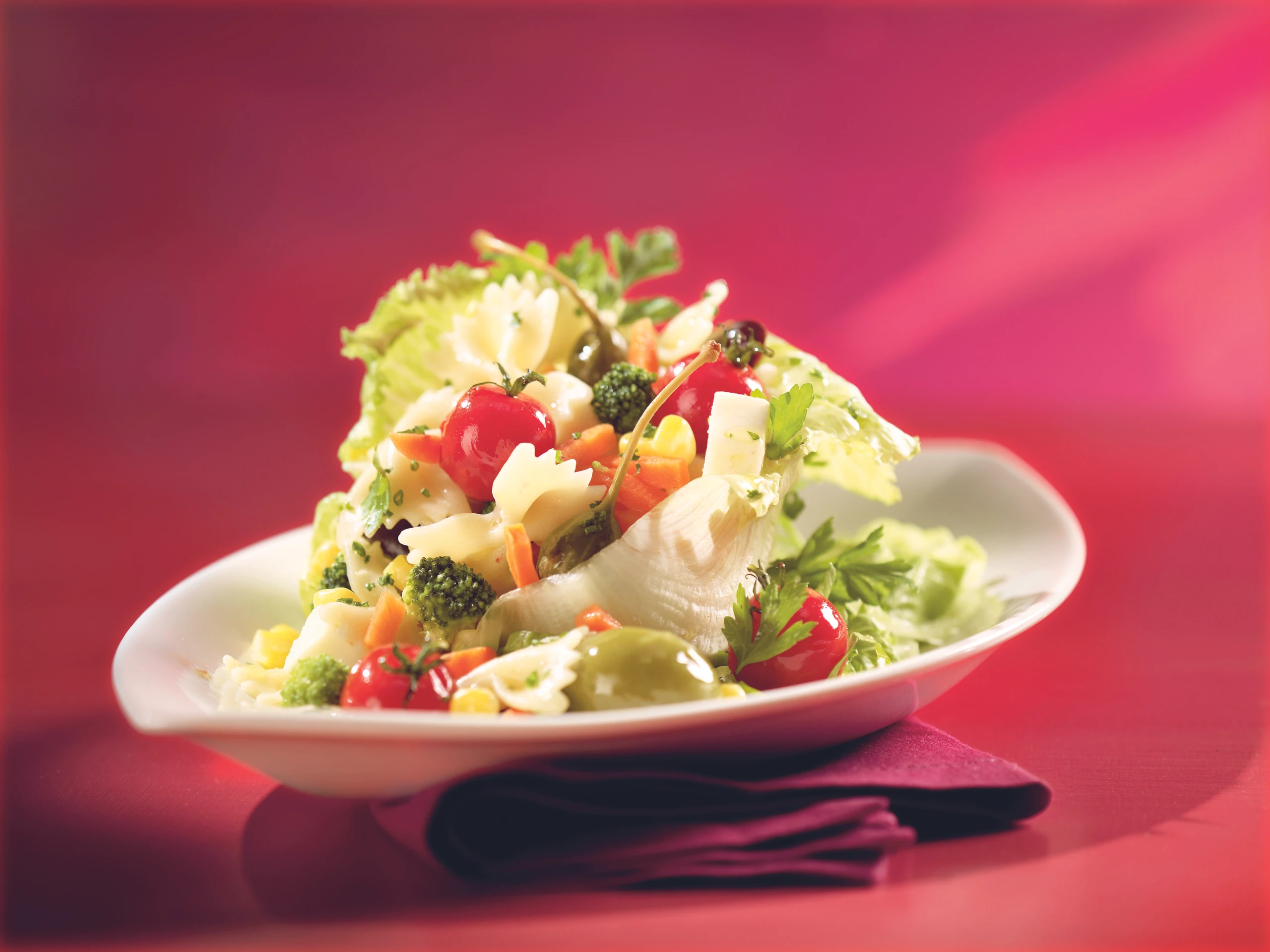 Nudelsalat mit Gemüse und Mozzarella