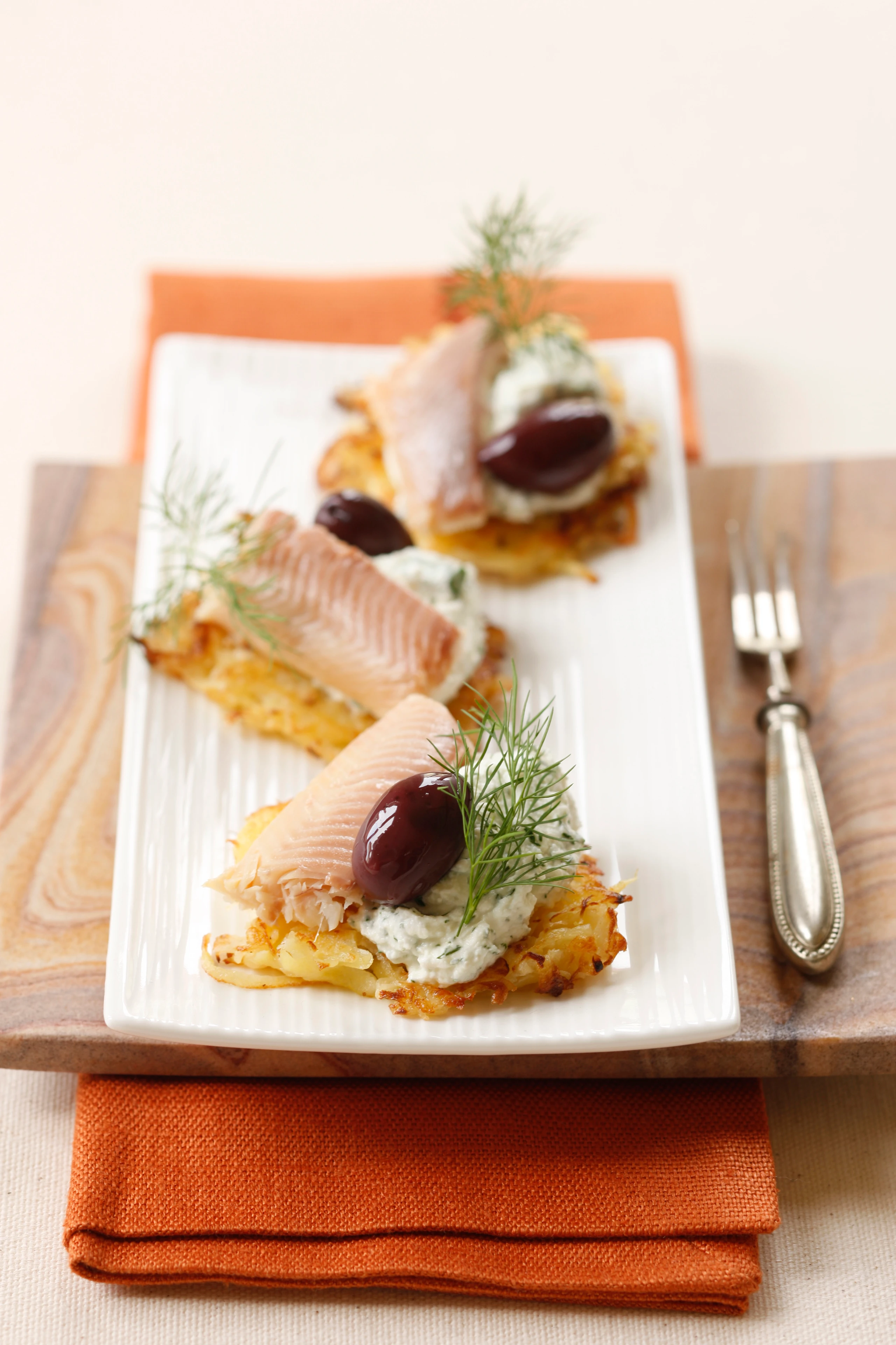 Erdäpfel-Krautpuffer mit Räucherforelle