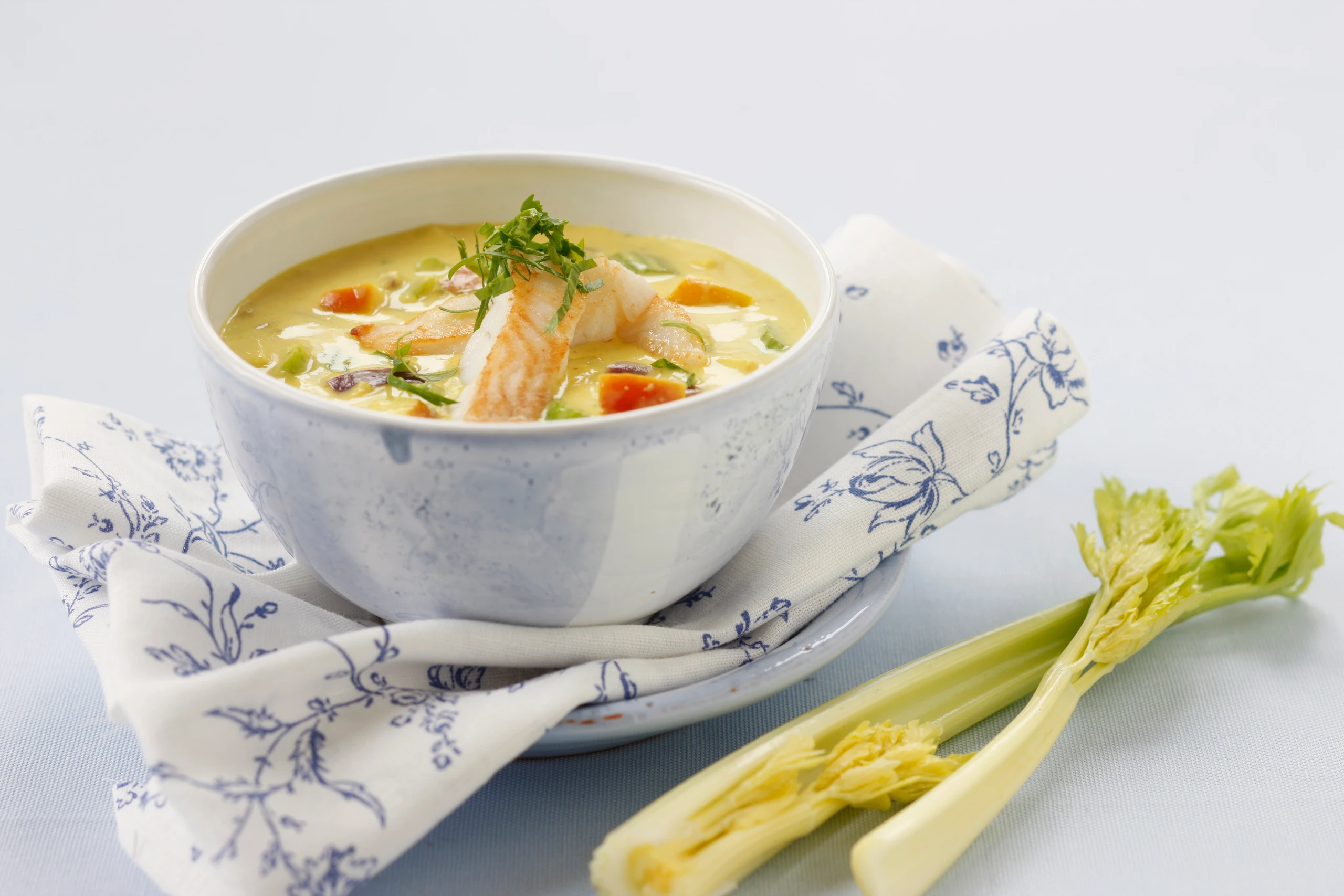 Apfel-Currysuppe mit Schollenfilets