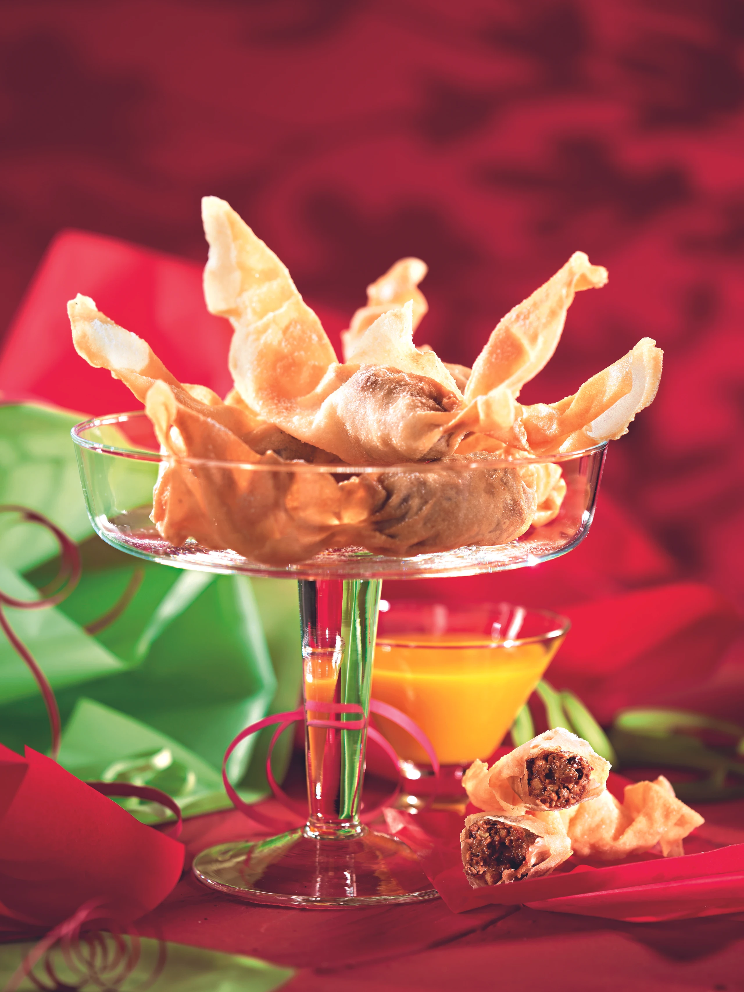 Gebackene Krokant-Röllchen mit Mangosauce