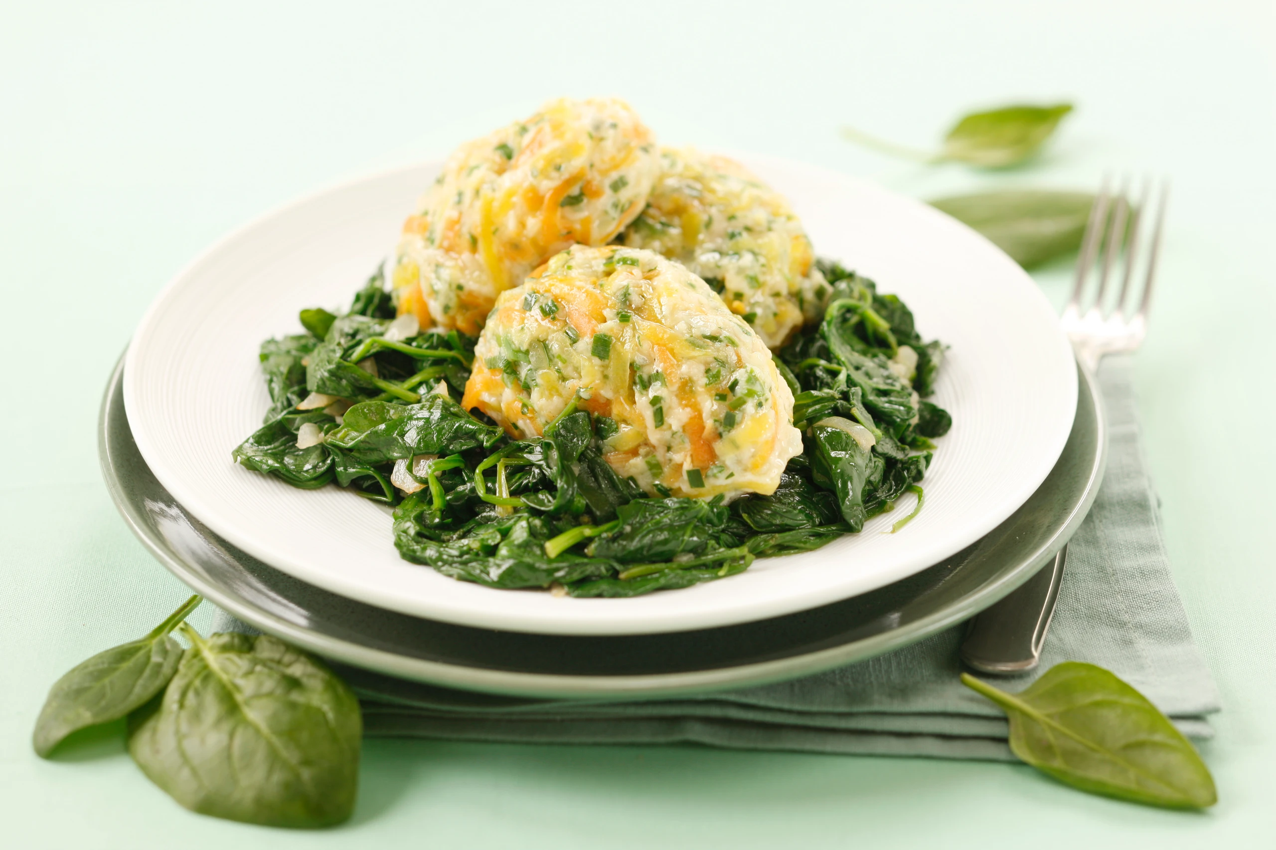 Gemüsenockerln auf Blattspinat