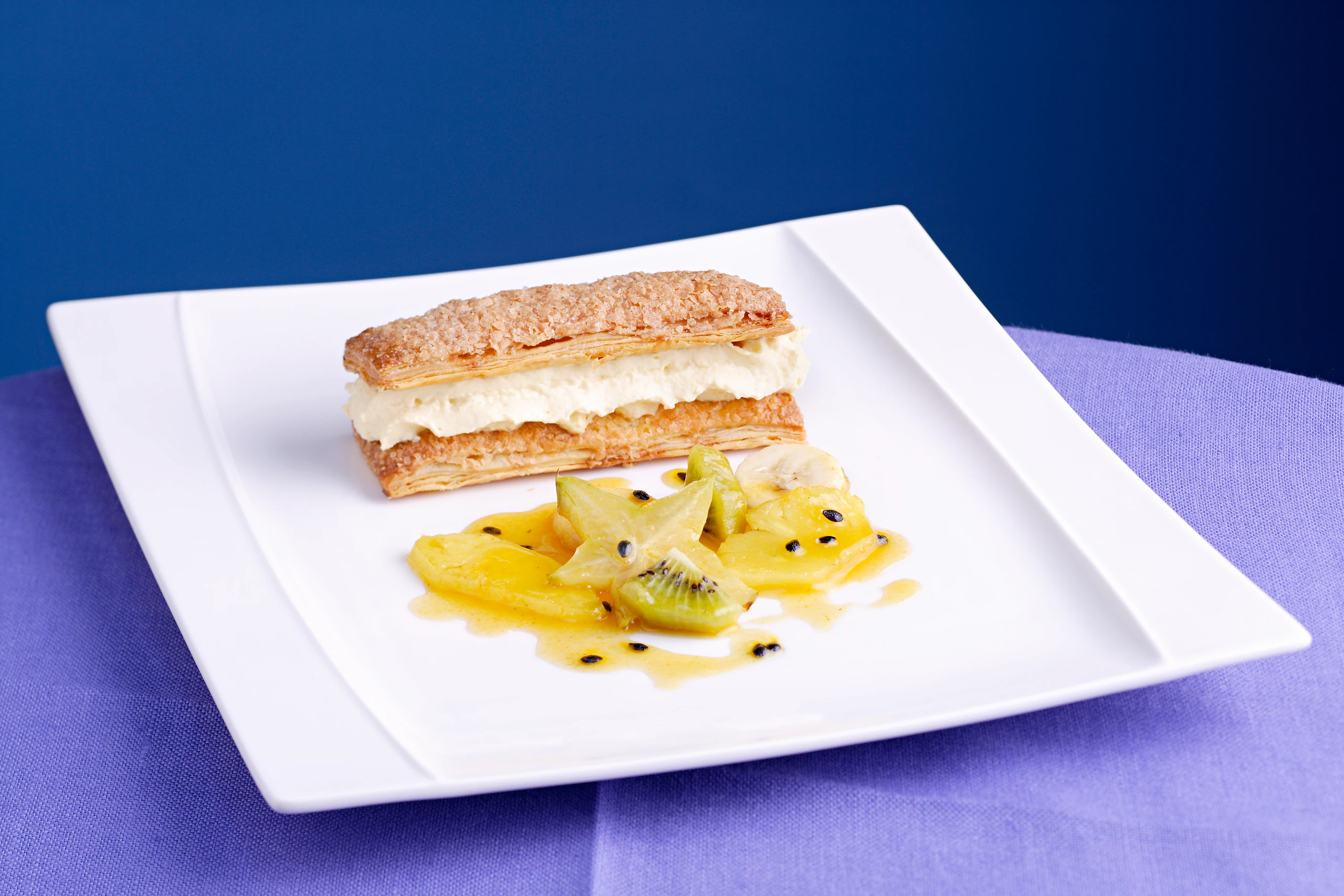 Blätterteigschnitten mit Karamellcreme und Früchten