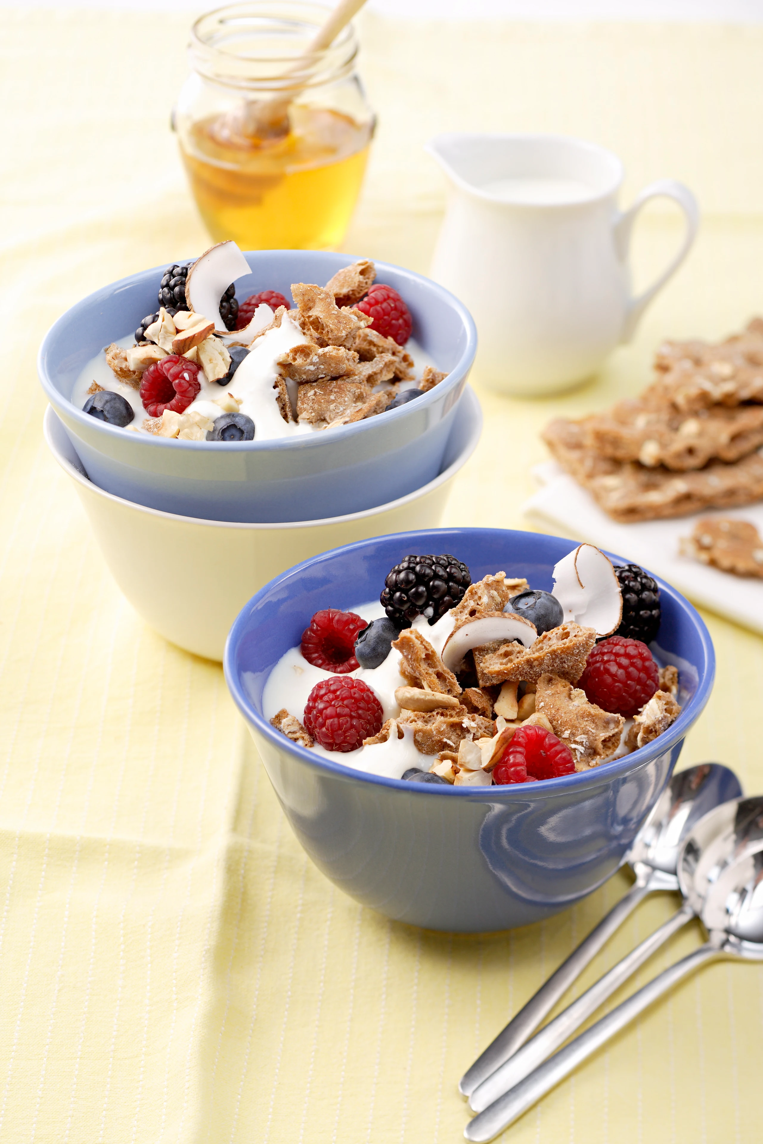 Knäckebrot-Müsli mit frischen Beeren