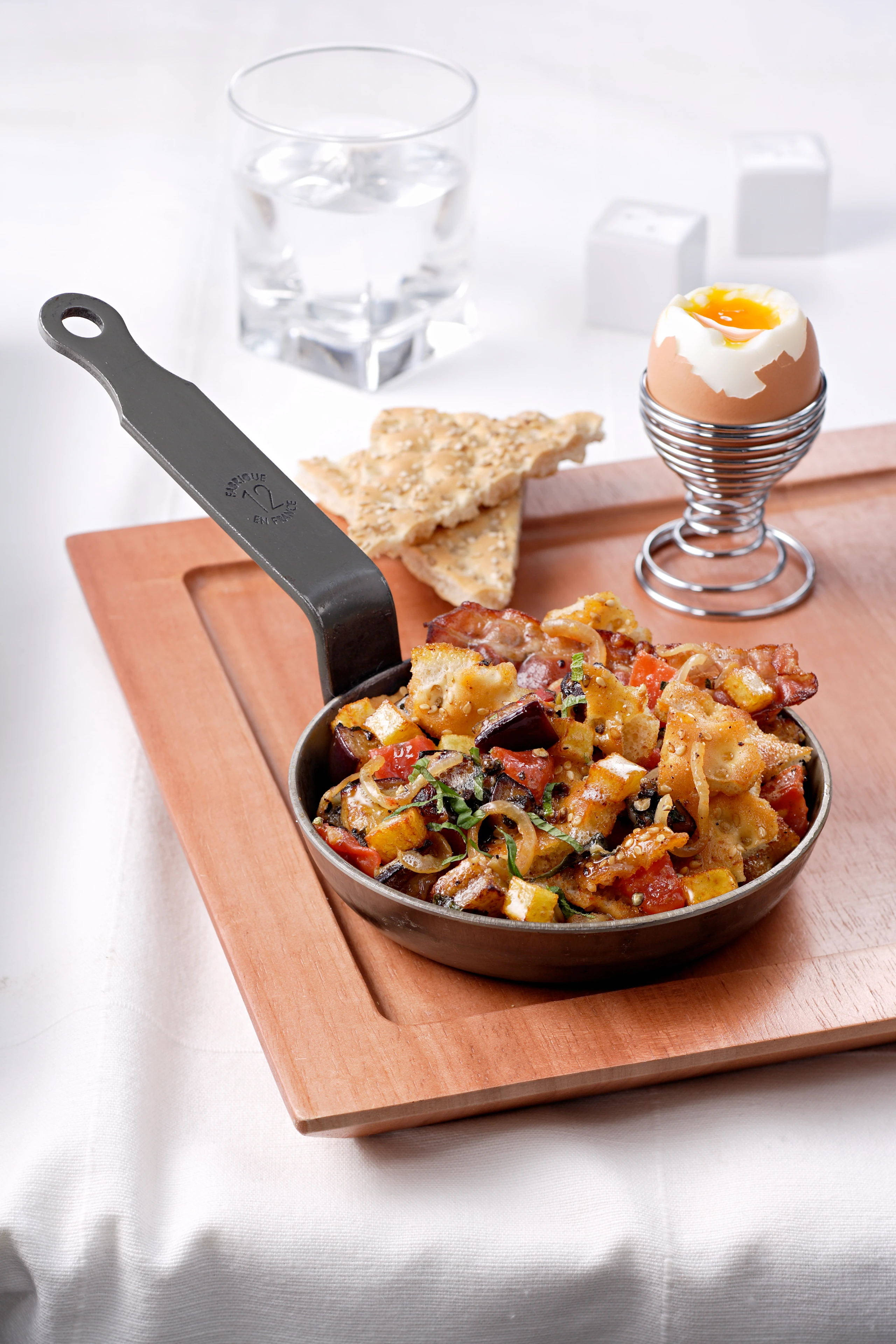 Knäckebrot-Gröstl mit Speck und Minze