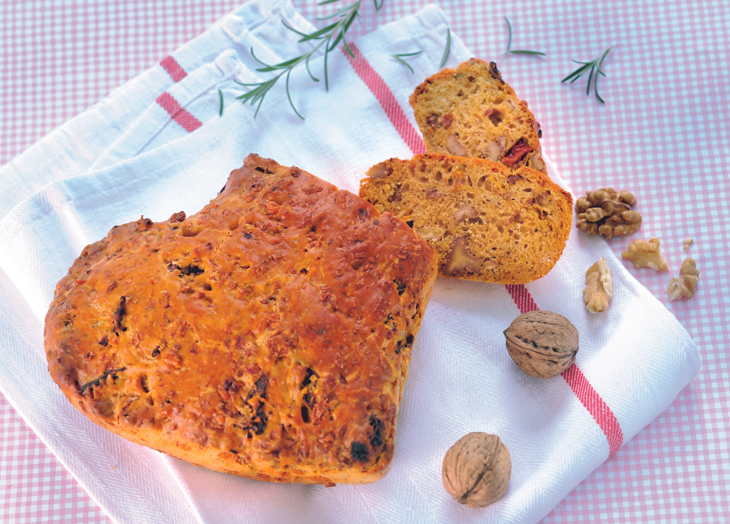 Selbstgebackenes Paradeiserbrot