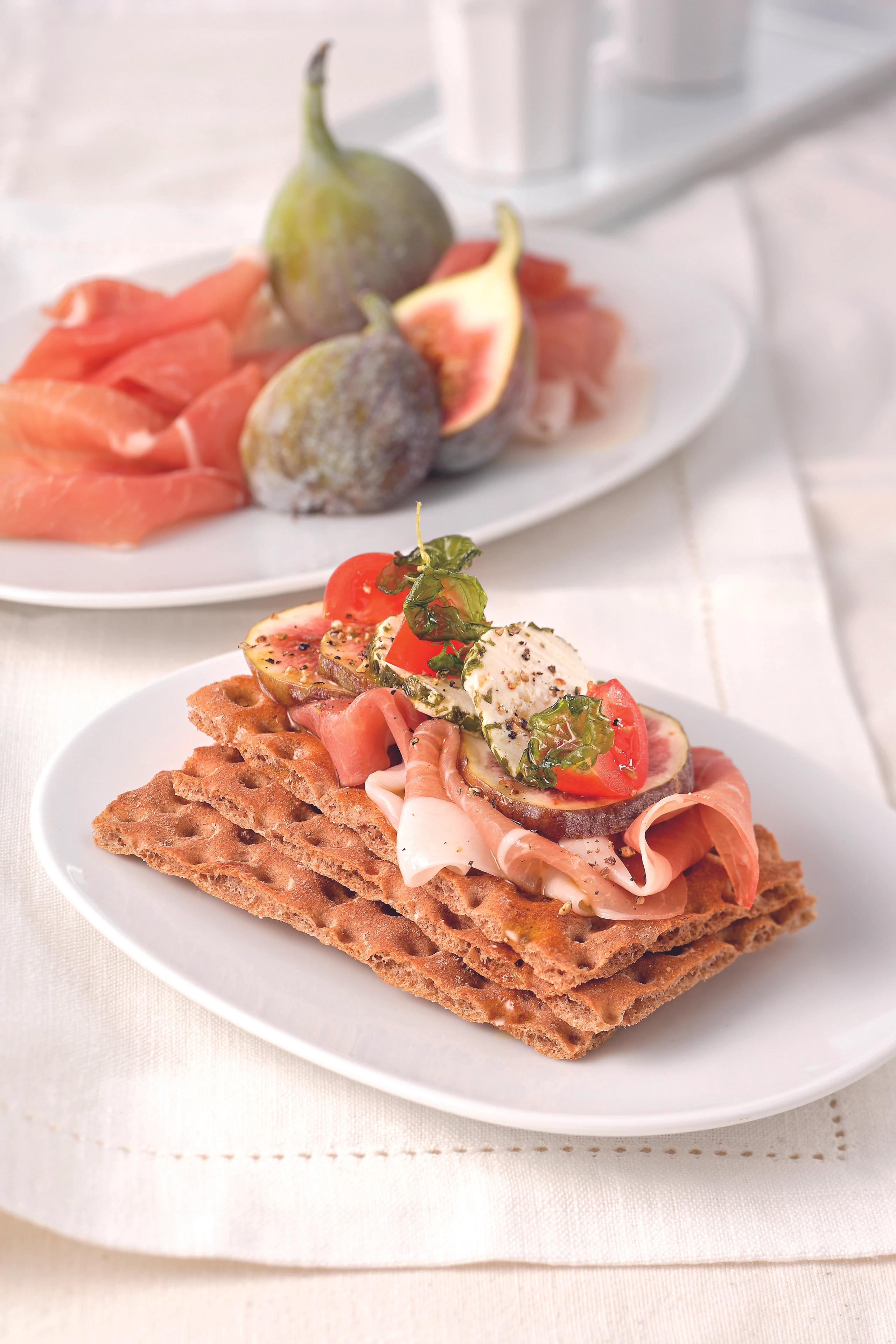 Knäckebrot mit Prosciutto und Ziegenkäse