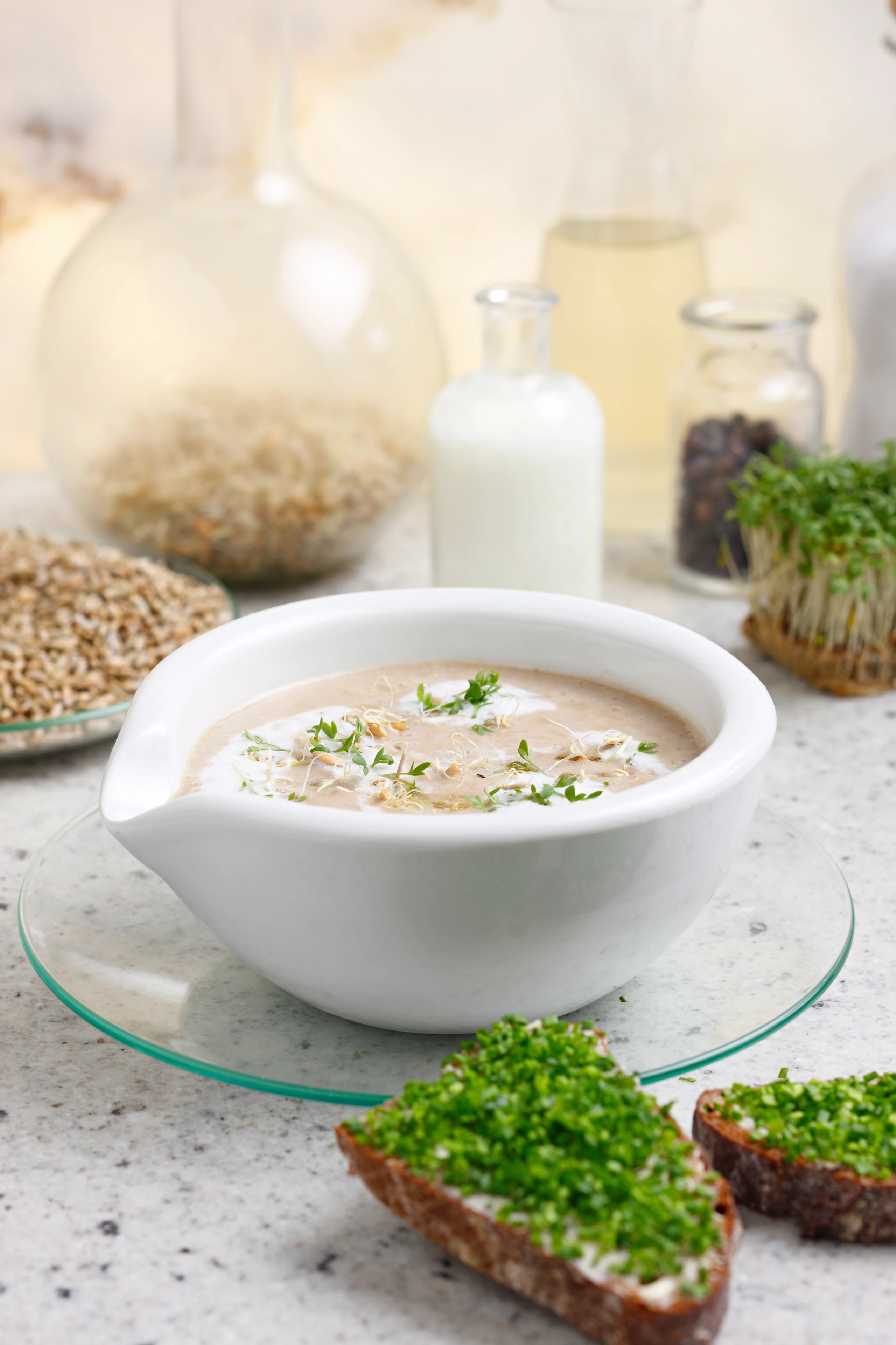 Roggenbrotsuppe mit Keimen und Buttermilch