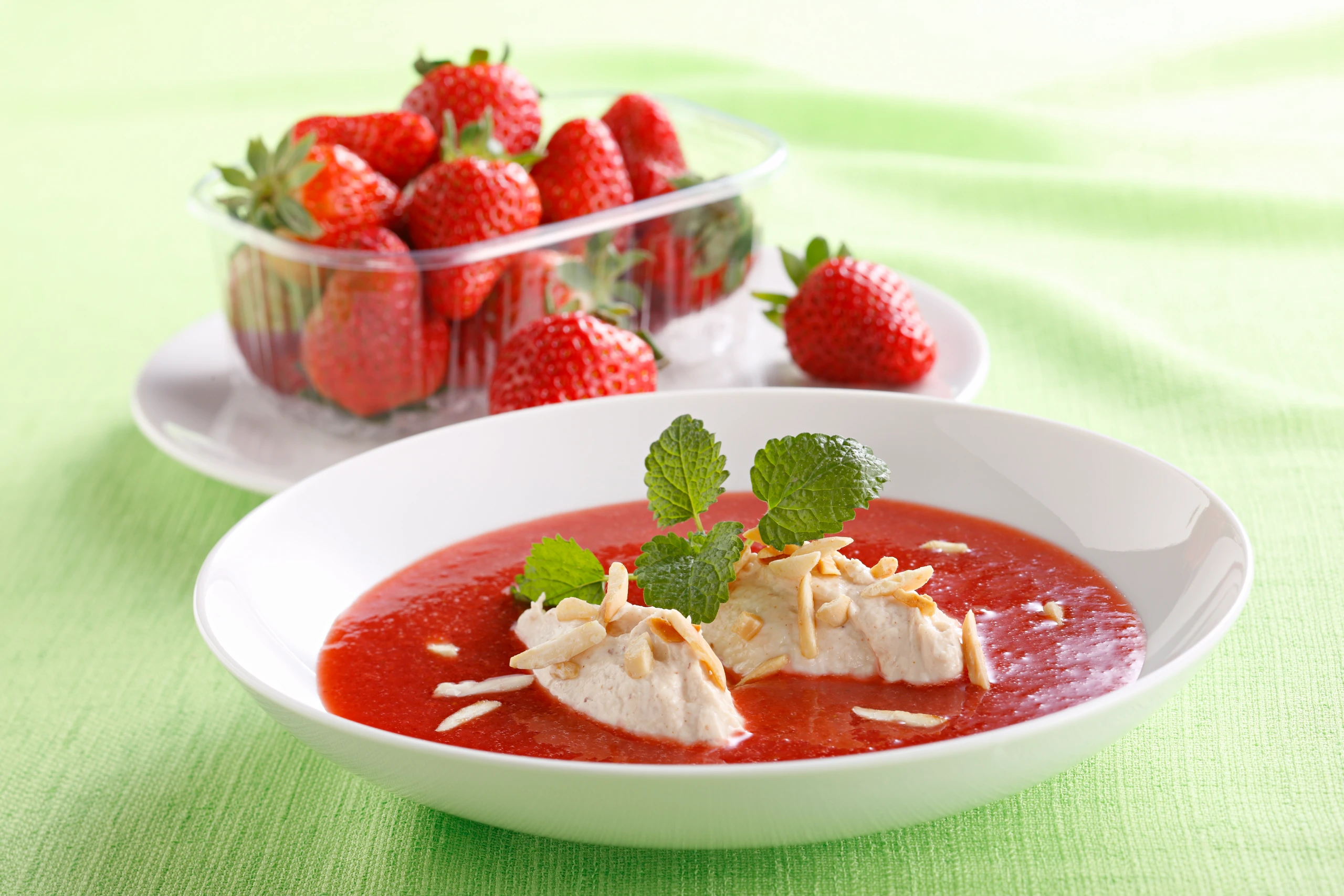 Erdbeer-Orangensuppe mit Mandelnockerln