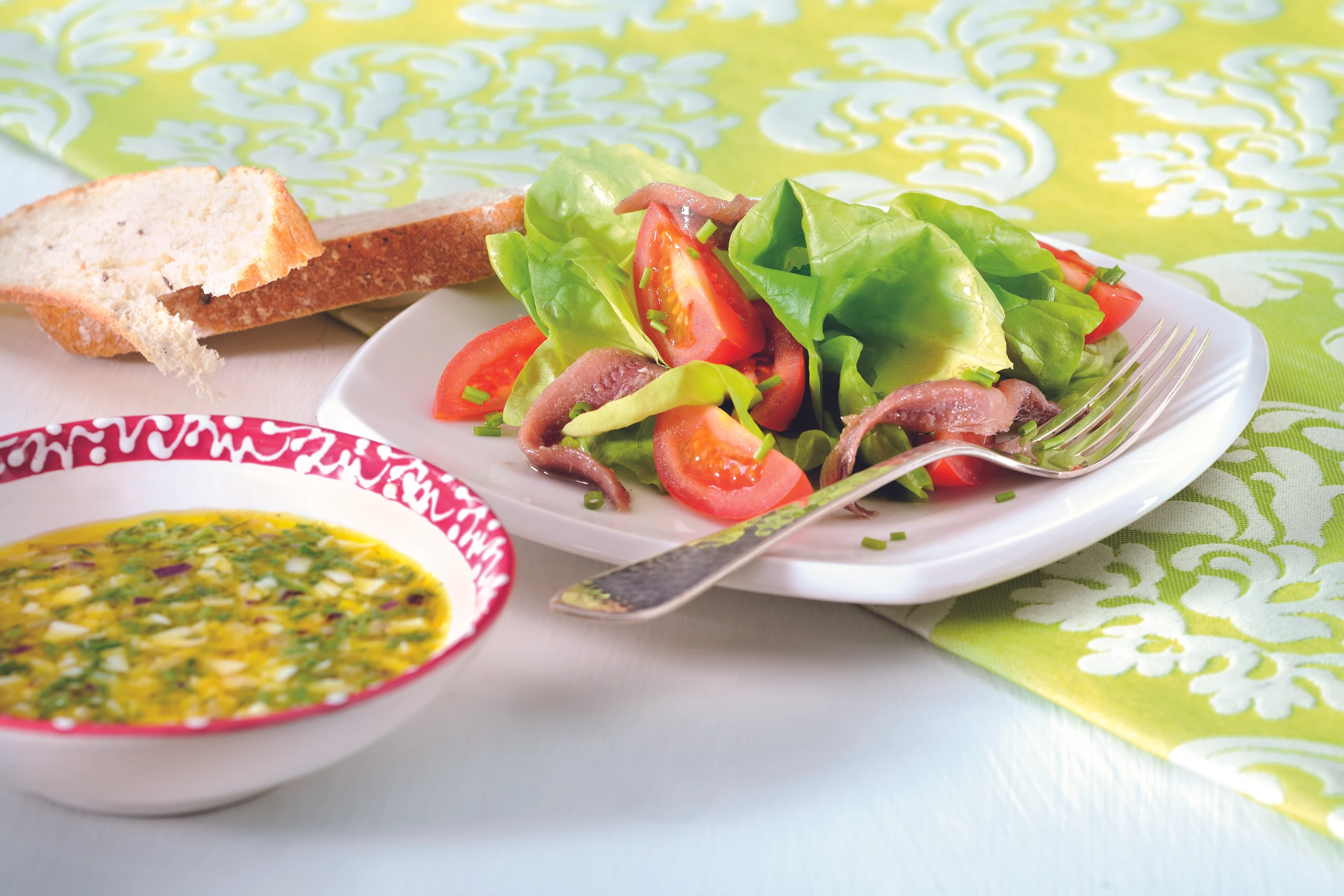 Oster-Salat mit Sardellen und Ei-Dressing